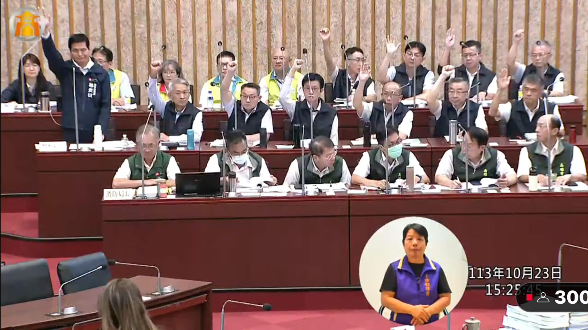 高雄市議員李雅靜詢問警察局長林炎田及各分局長死刑釋憲判決的看法，所有在場警察人員均舉手表態贊成死刑。（翻攝Facebook@高雄市議員李雅靜）