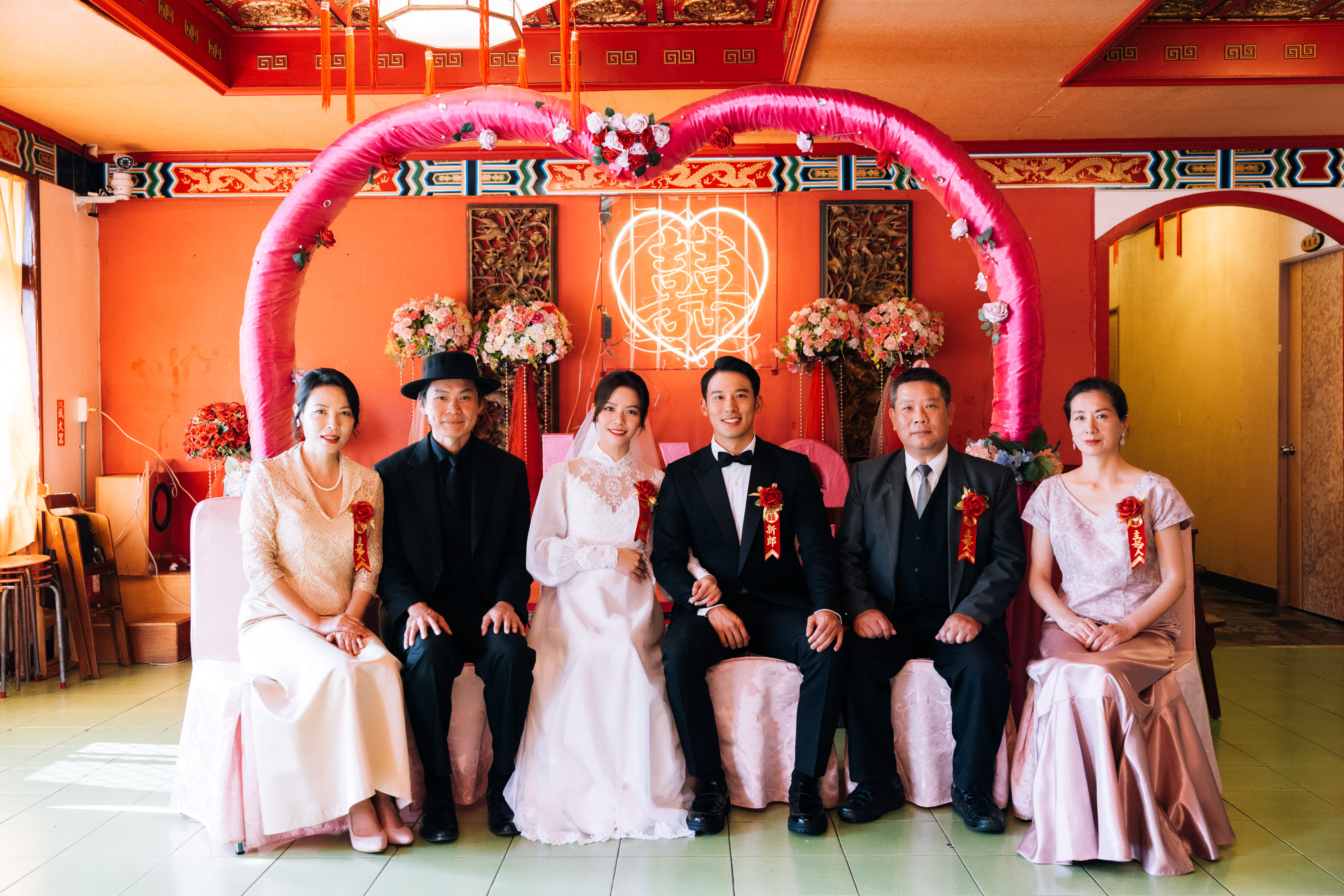 動力火車新歌〈我不該哭〉MV集結實力派演員宋芸樺（左3）、陳孝萱（左1）及黃鐙輝（左2）聯合主演。（華研國際提供）