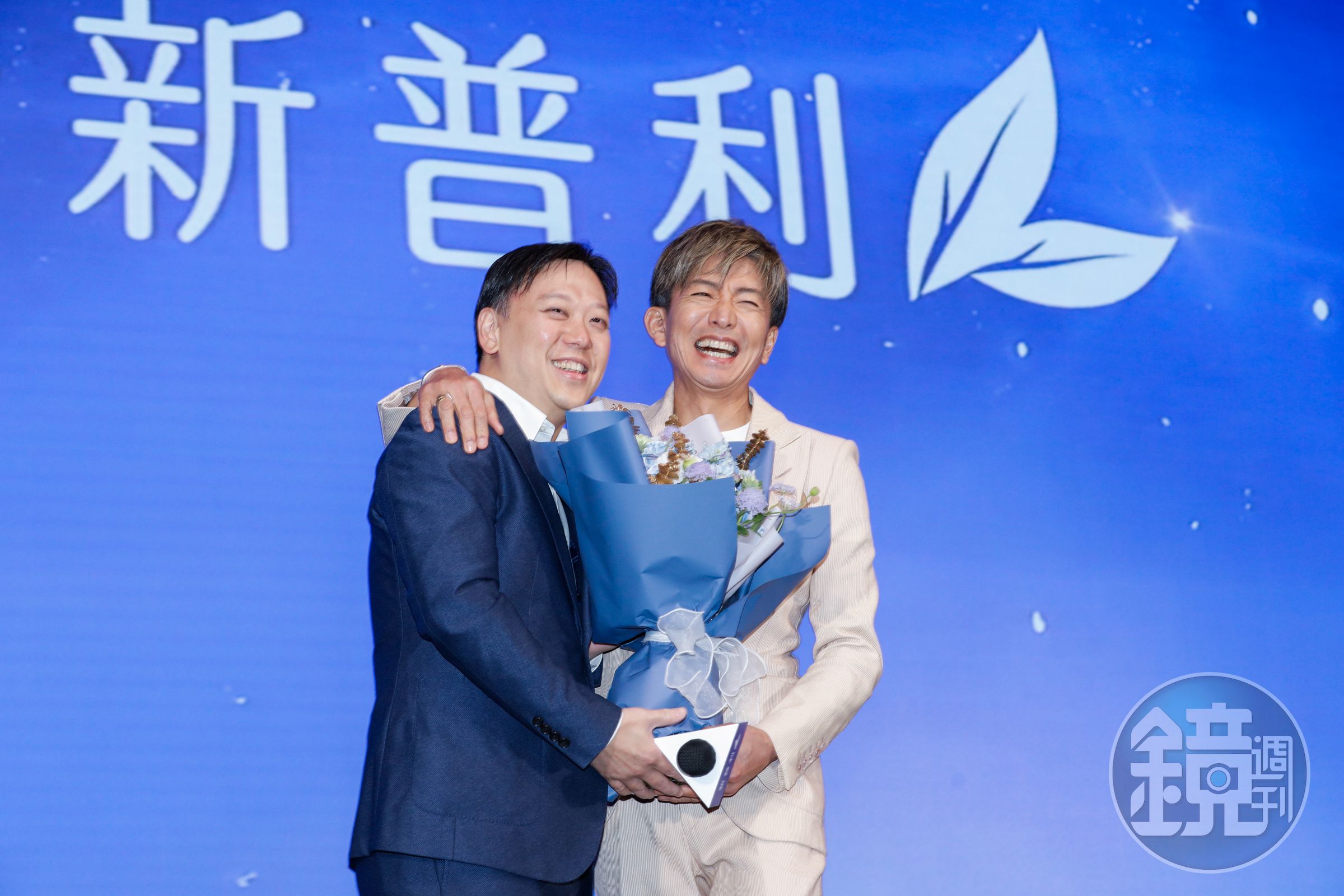 保健食品老闆上台獻花，木村拓哉將老闆攬進身旁超有男友力，老闆都害羞了。