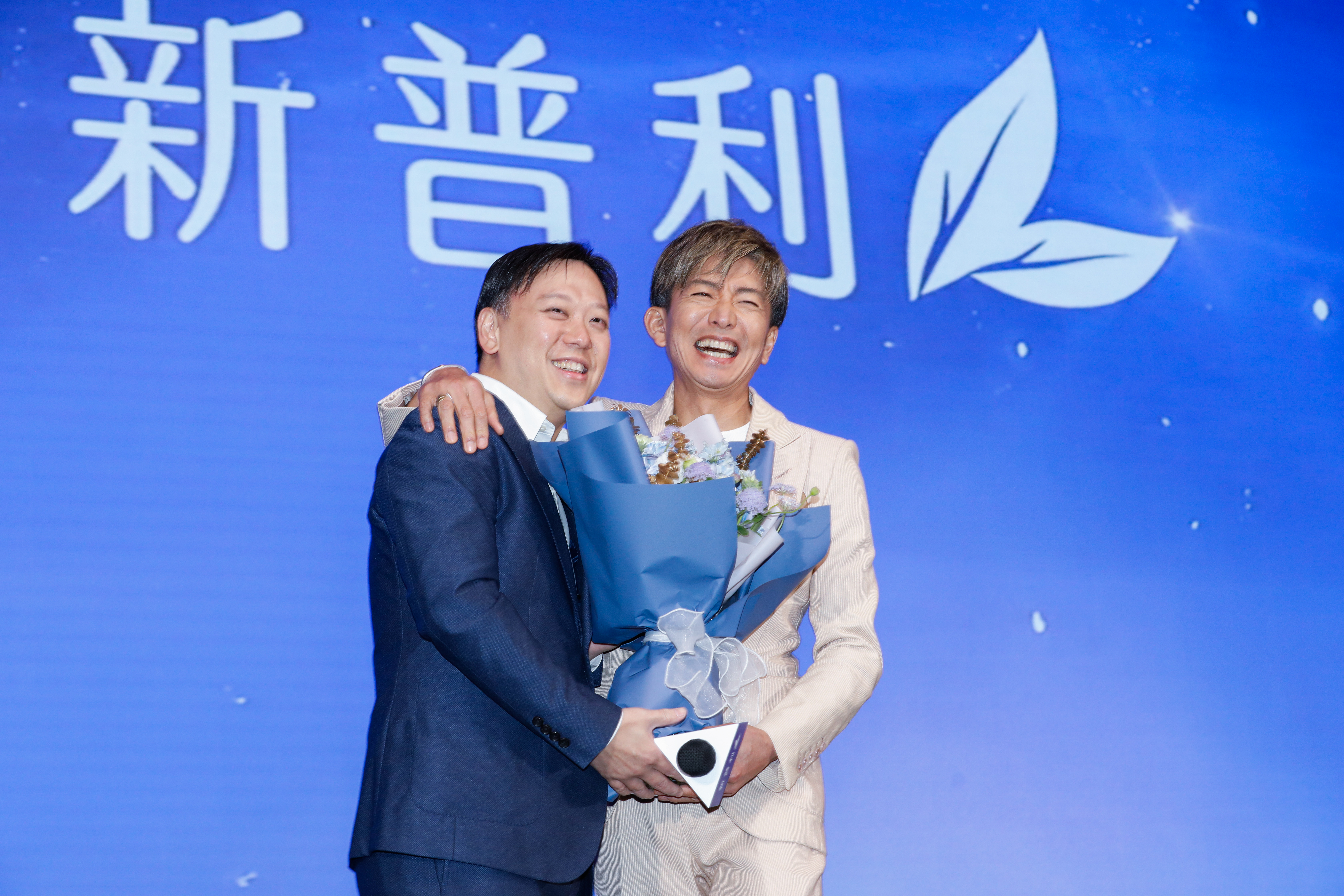 保健食品老闆上台獻花,木村拓哉將老闆攬進身旁超有男友力,老闆都害羞了。