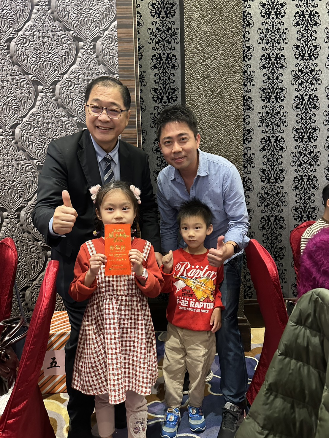 馨生家庭孩童收到紅包快樂與部長爺爺合照。（台中犯保提供）