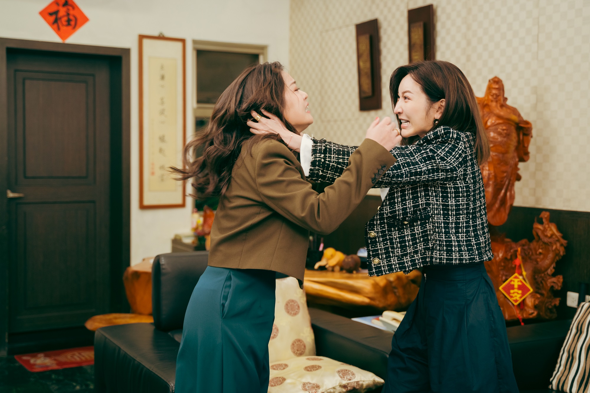 曾莞婷（右）客串演出樂媽，以劇中劇的形式再現了經典的八點檔場景。（公視提供）