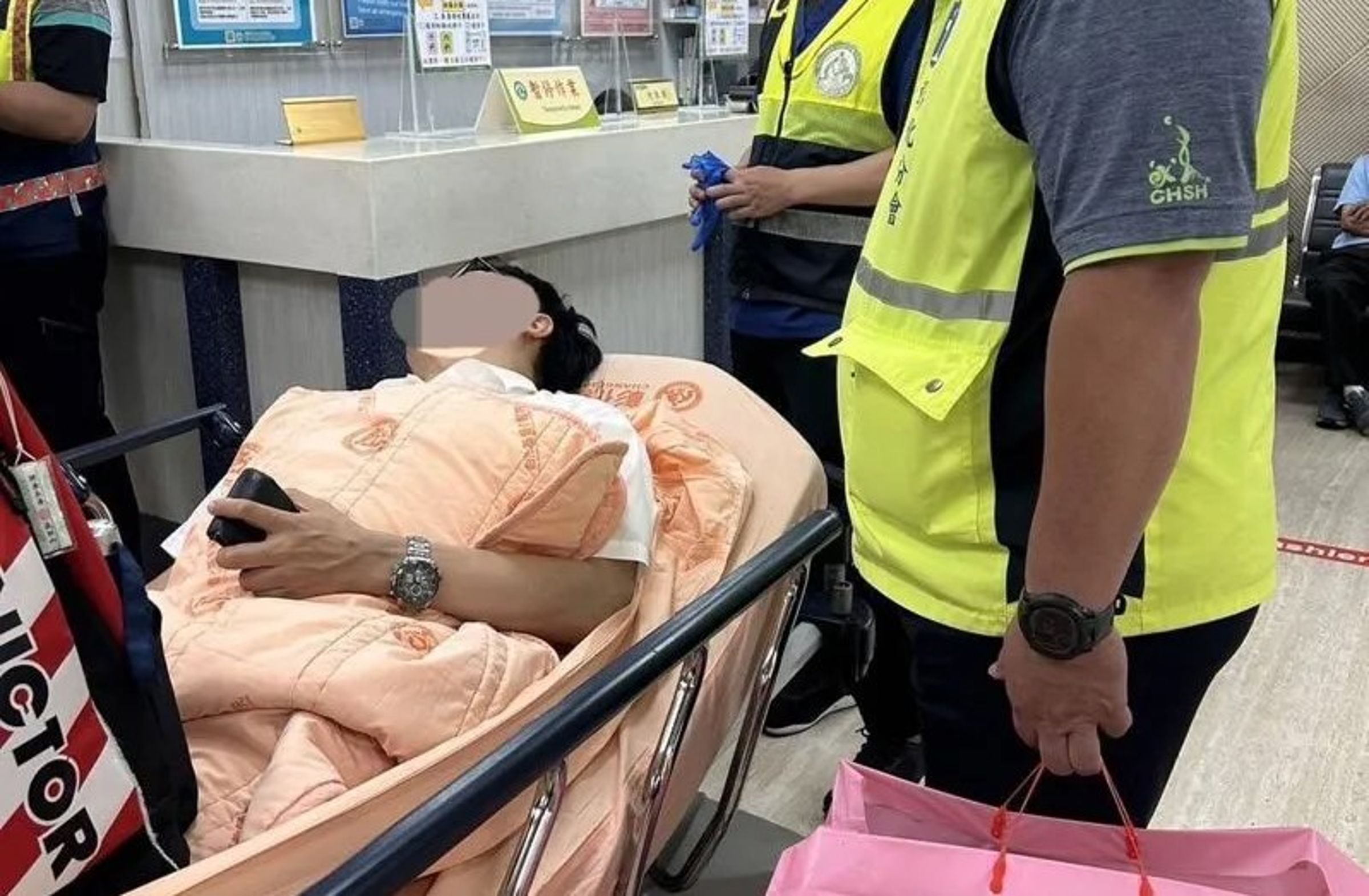 車長遭酒醉男勒頸毆打,送醫後診斷輕微腦震盪,目前住院觀察。(翻攝畫面)
