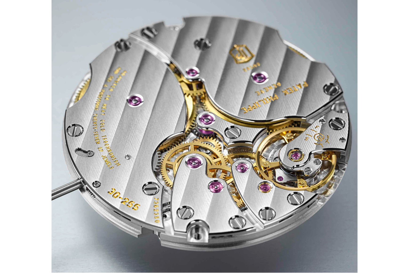  Patek Philippe的搭載的 Cal. 30‑255 PS 手上鍊機芯配備 Gyromax 擺輪與矽游絲，具備 65 小時動力儲存，展現了現代無卡度游絲擺輪的穩定性與實用性。
