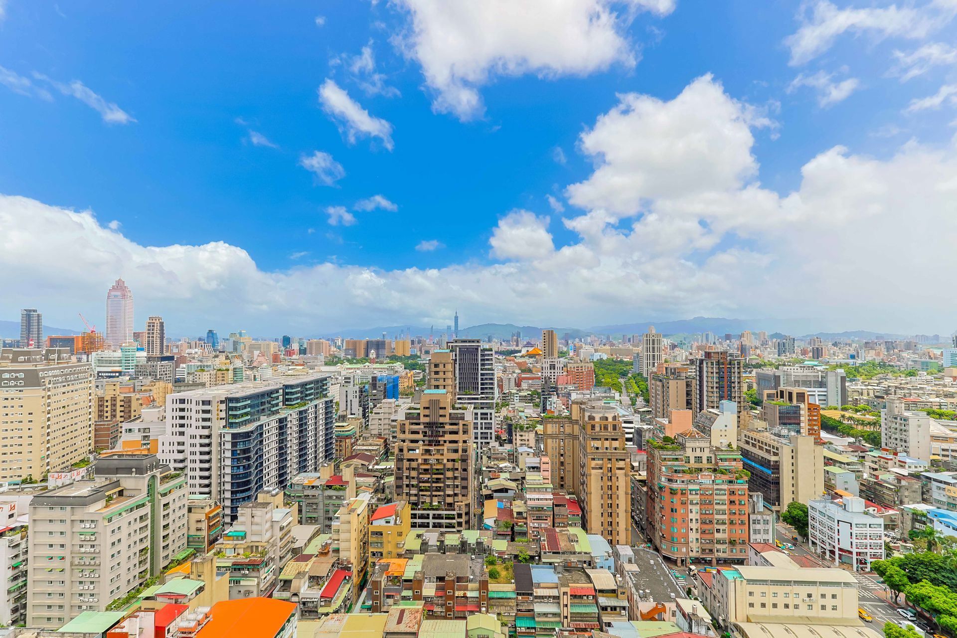 第七波選擇性信用管制上路滿一年，永慶比較政策前後11個月的交易量，七都都有4成以上的減幅。