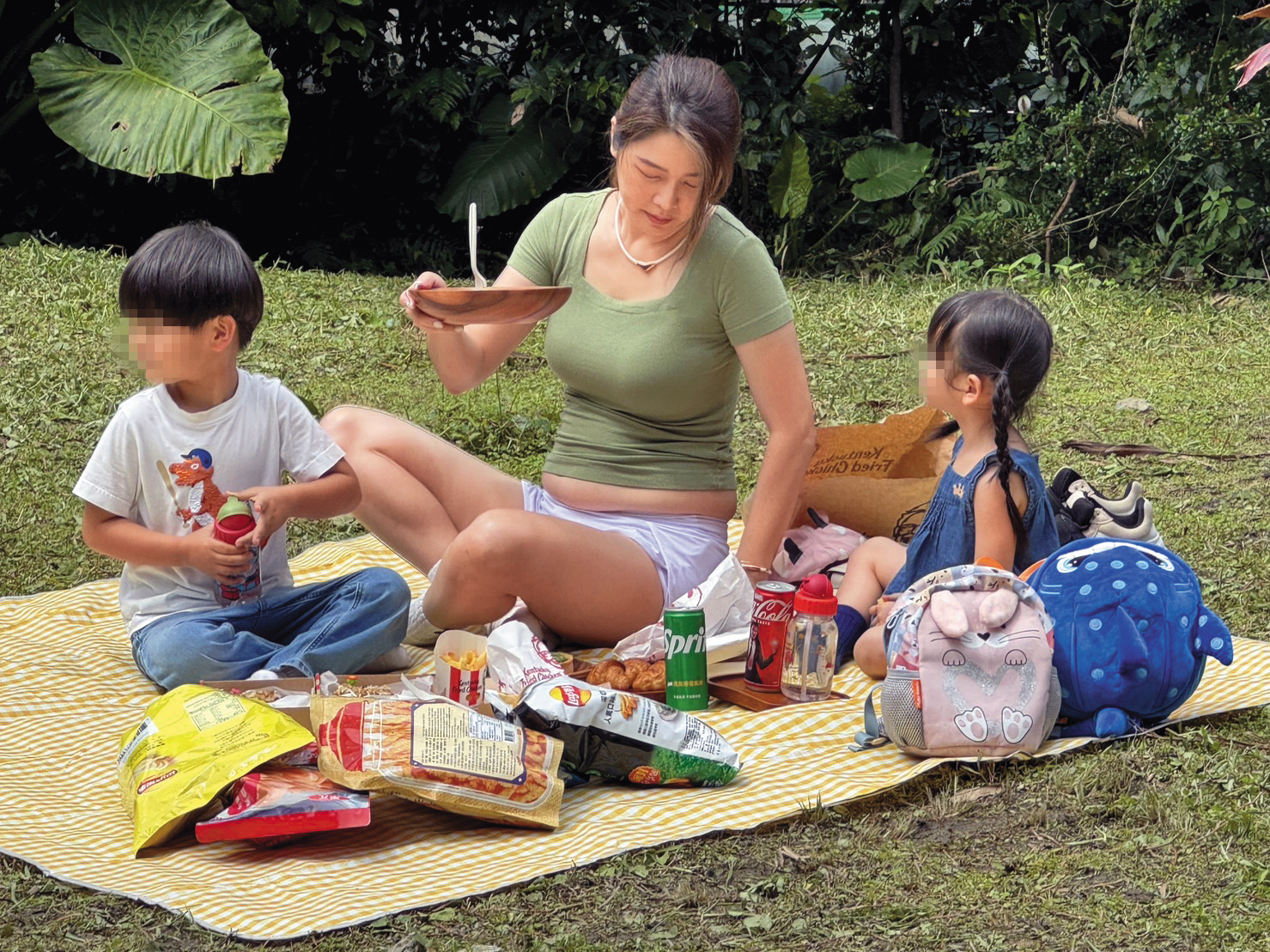 白家綺無意間腰腹贅肉溢出，她似乎也不以為意。