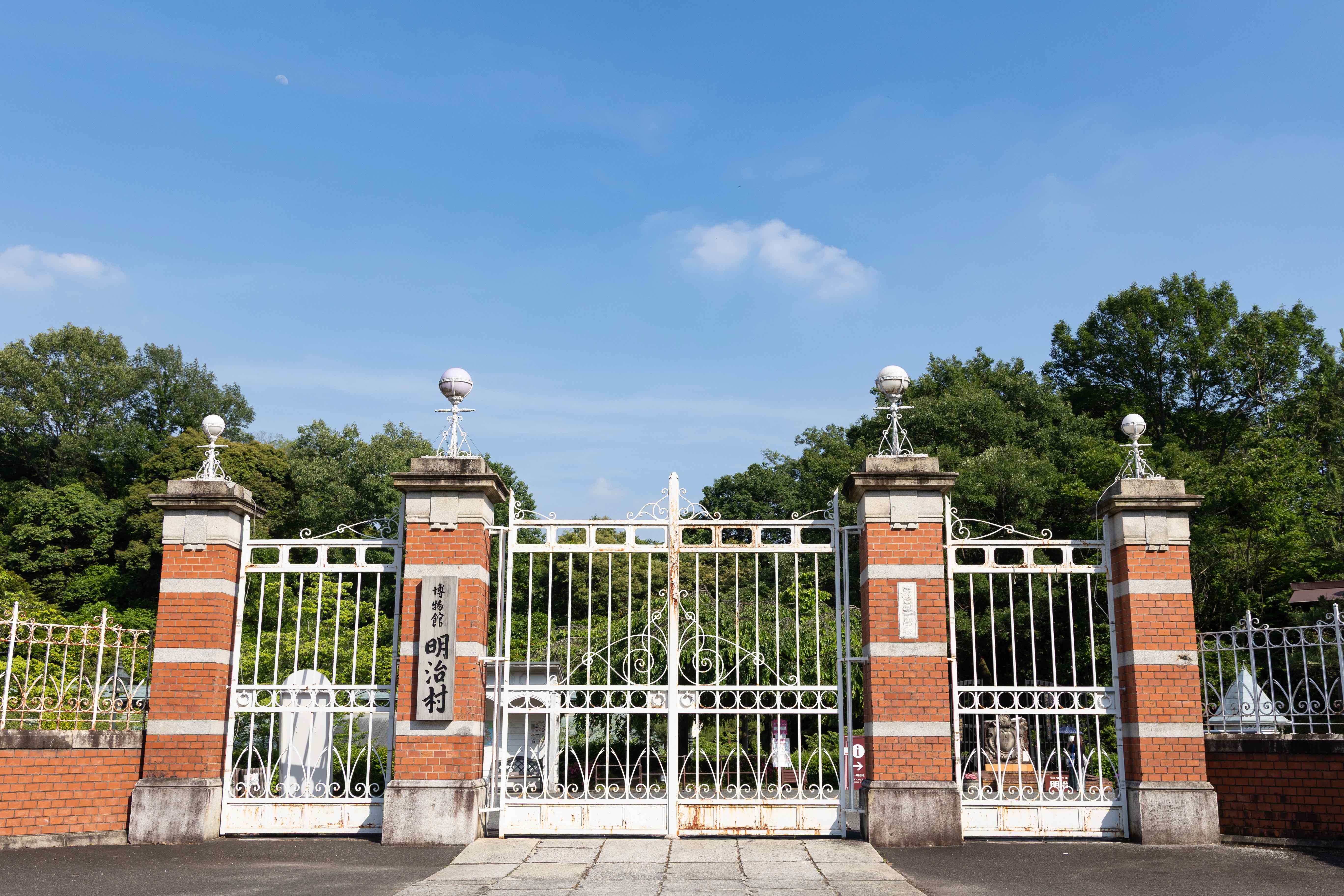 明治村入口處原為名古屋舊制高等學校校門，建於1909年，現移築作為園區入口。