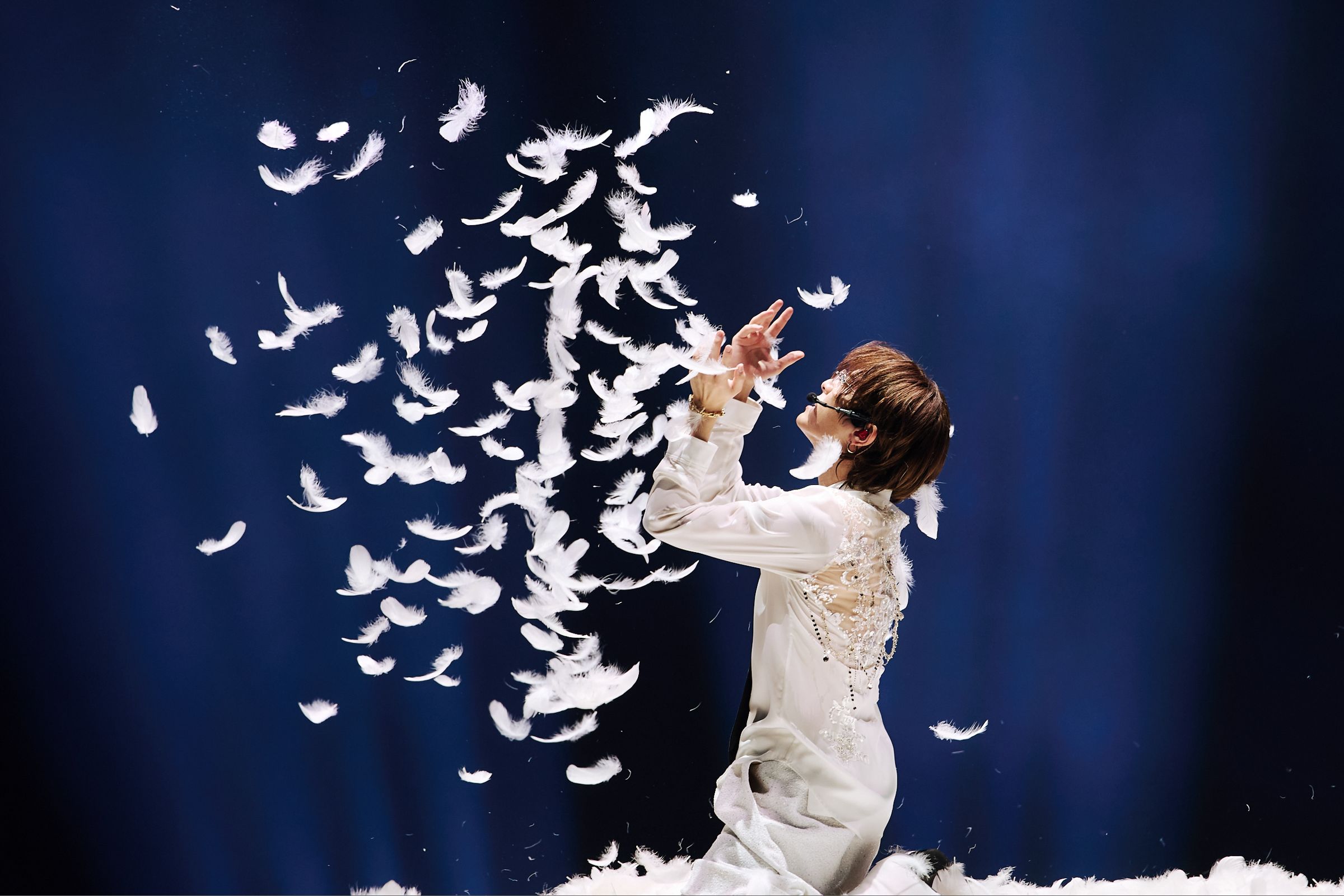 山田涼介演唱〈Do it Again〉在鋪滿羽毛的升降舞台表演,如同王子降臨舞台。(大鴻藝術提供)