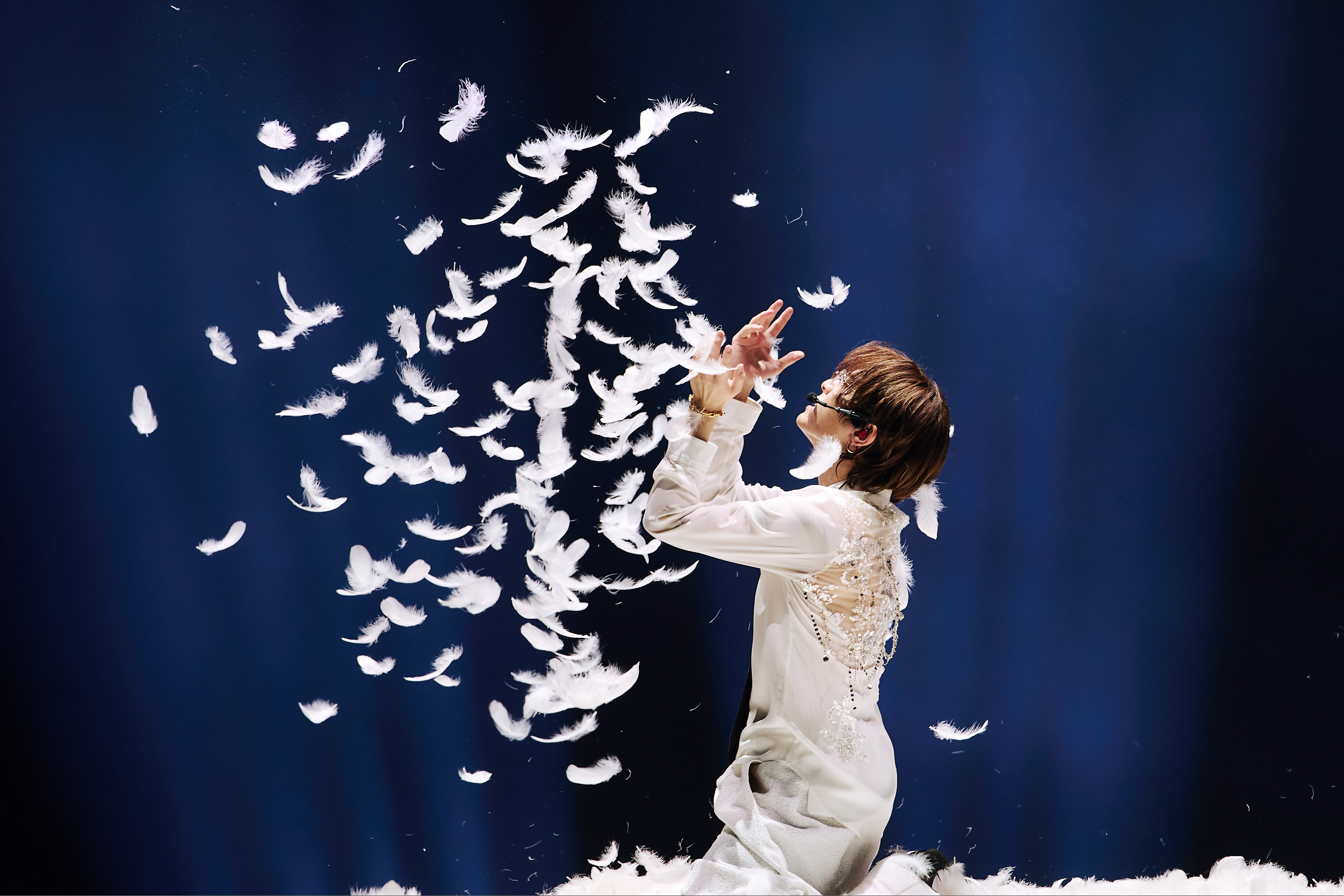 山田涼介演唱〈Do it Again〉在鋪滿羽毛的升降舞台表演,如同王子降臨舞台。(大鴻藝術提供)