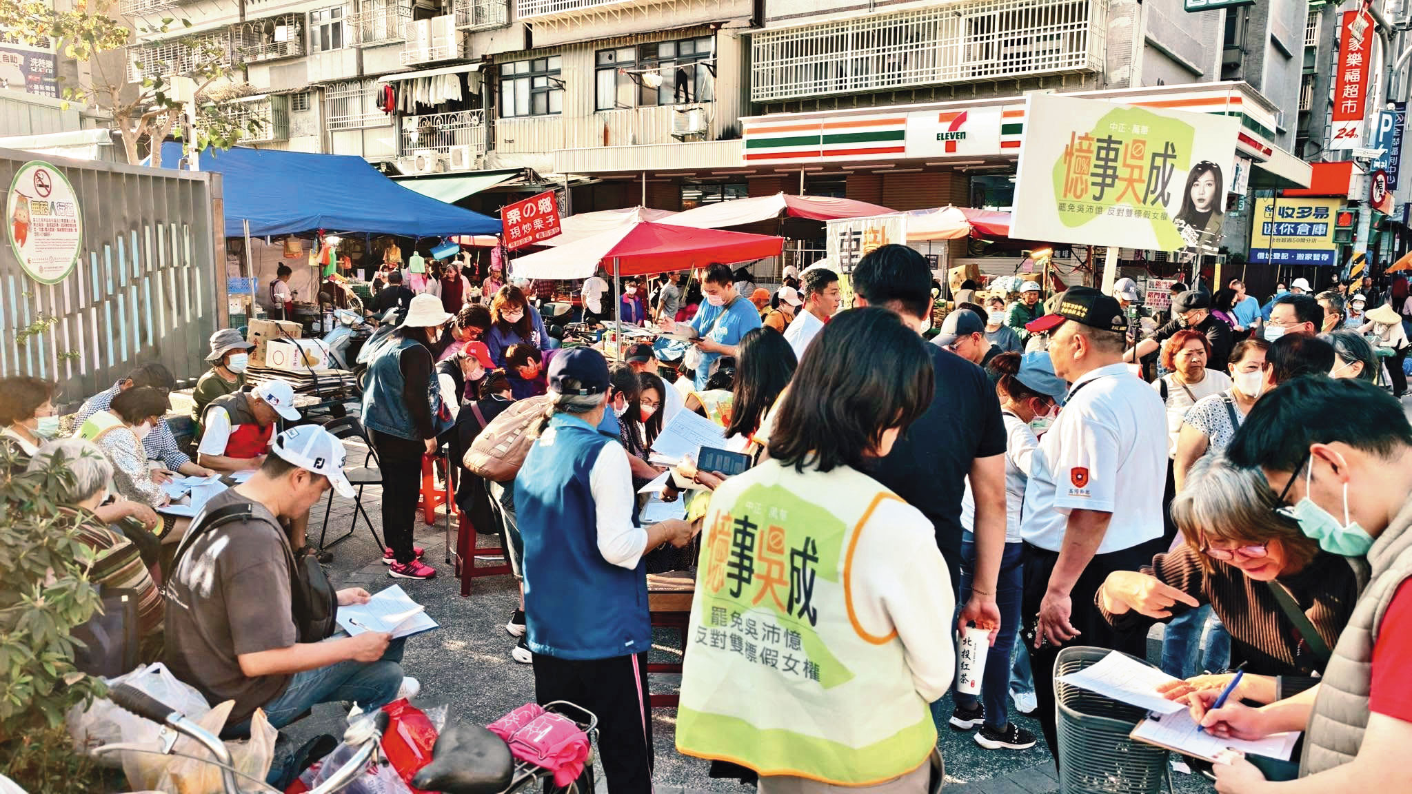 國民黨發動以罷制罷反制,青年軍罷綠連署活動在各地街頭展開。(翻攝劉思吟臉書)