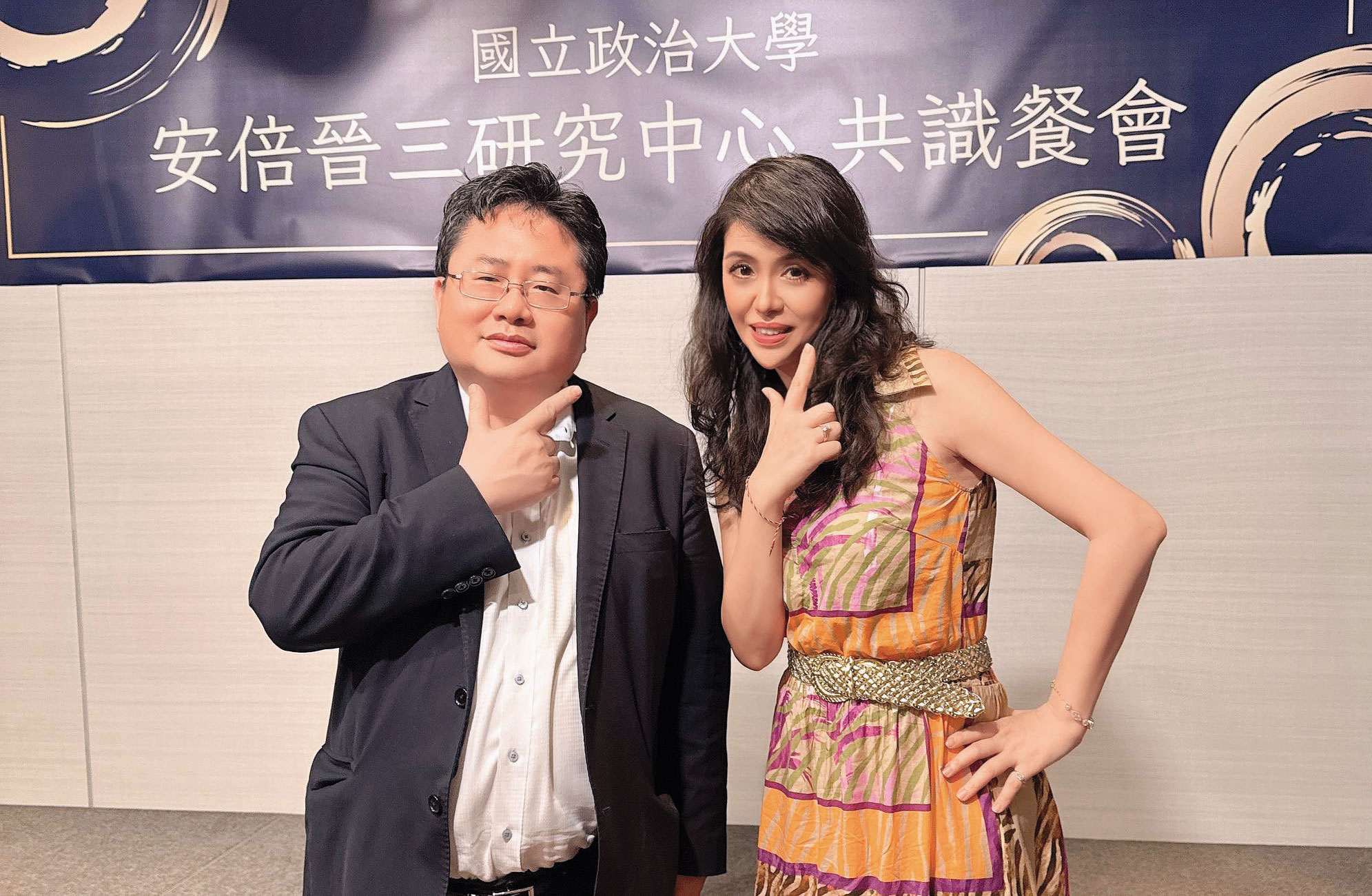 廖雨詩（右）與支持台派的名人矢板明夫（左）合照，積極經營關係。（翻攝廖雨詩臉書）