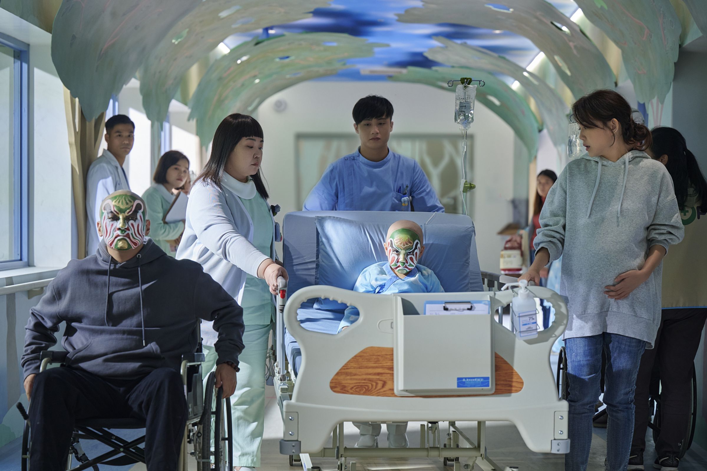 賴銘偉片中送罹癌兒子進手術室，在自己和兒子臉上都畫上「官將首」臉譜，請神明守護家人。（米倉影業提供）