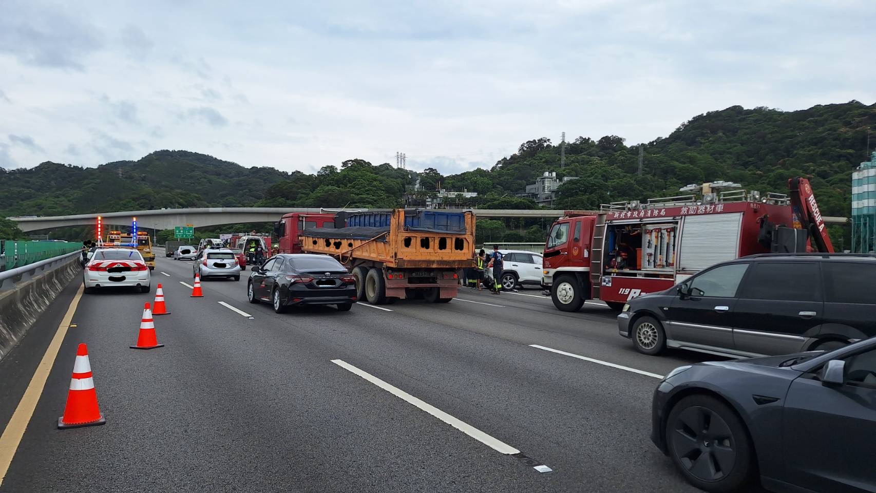 該路段受車禍事故影響,一度只剩2車道可通行,造成回堵。(翻攝畫面)