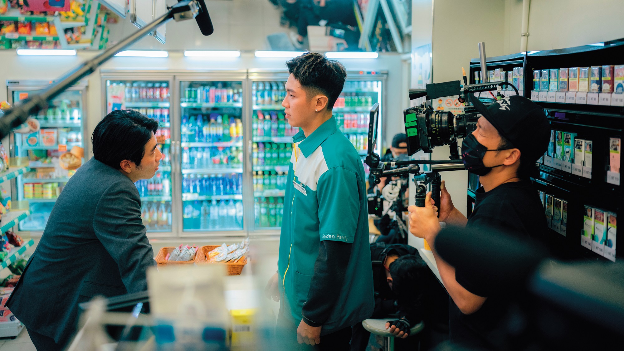 男主角柯震東（中）飾演為證明自我到超商打工的富二代。（Netflix提供）