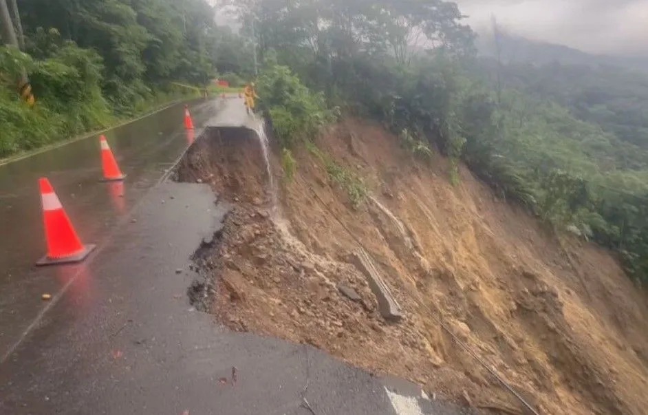 高雄一家5口返家途中墜谷，消防局於12日宣布階段性任務已完成，決定停止搜救。（翻攝畫面）