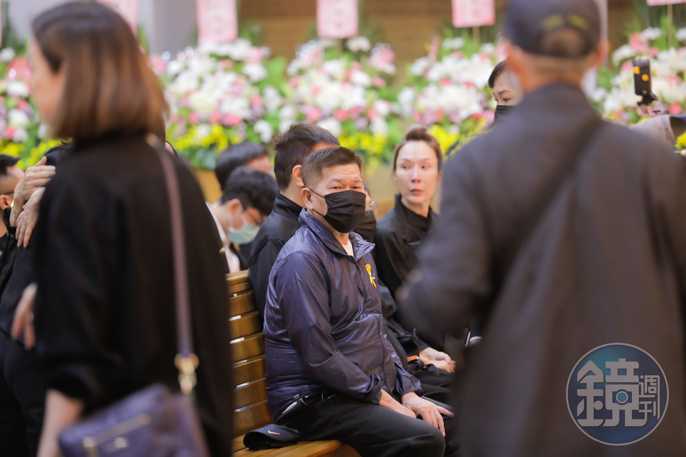 澎恰恰低調到場向石英行跪拜禮。