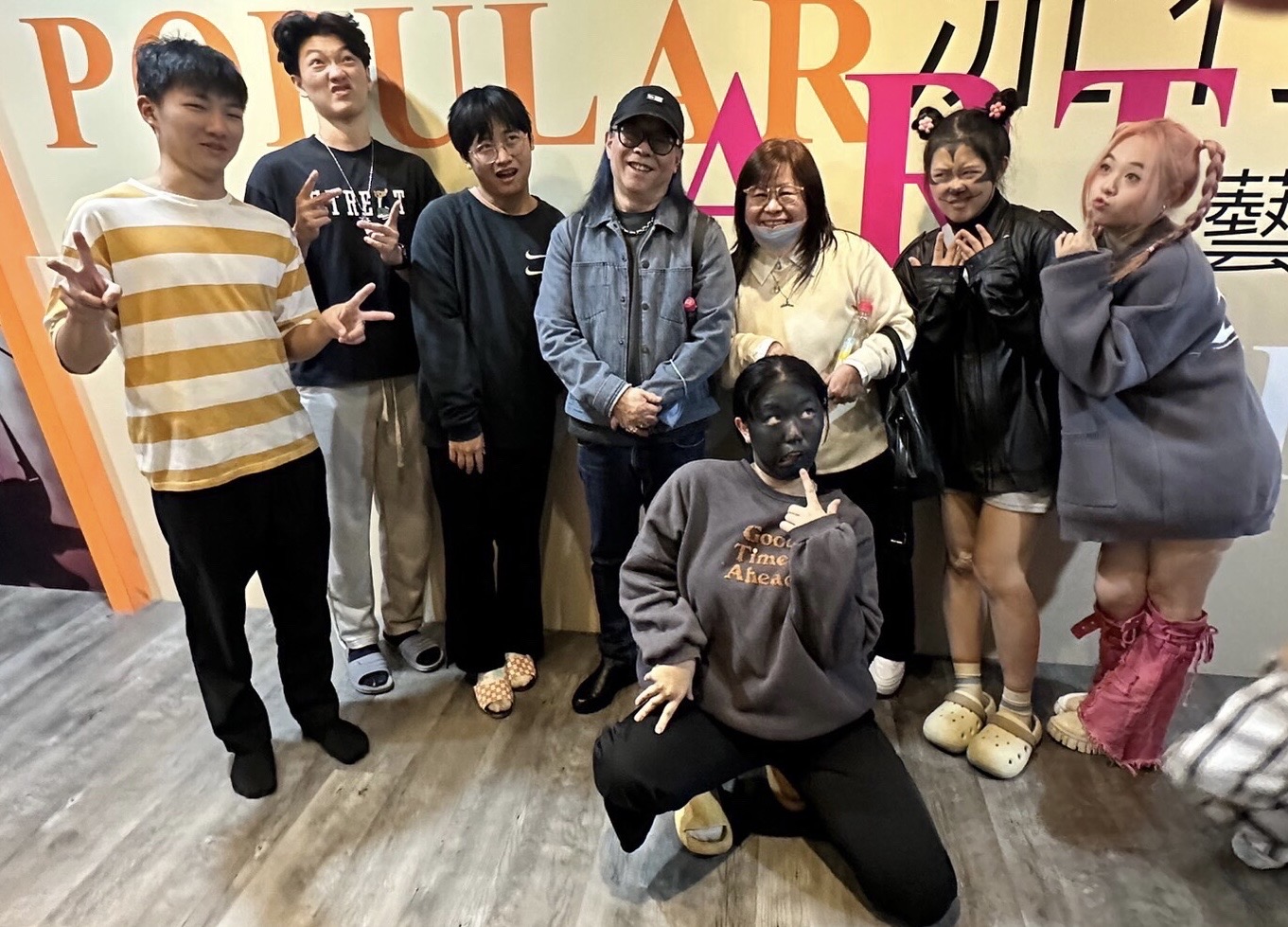 潘重威與AMEE還擔任期末表演評審,同學即興表演,有女孩把臉塗黑扮《名偵探柯南》黑衣人。(台北海大提供)