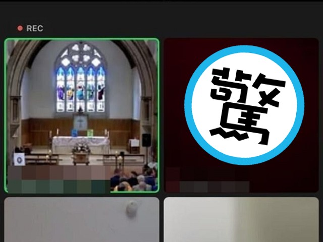 地方媽媽參加視訊喪禮悲劇了！誤開鏡頭瞬變「洗澡AV秀」，全場傻眼。（翻自《每日郵報》）