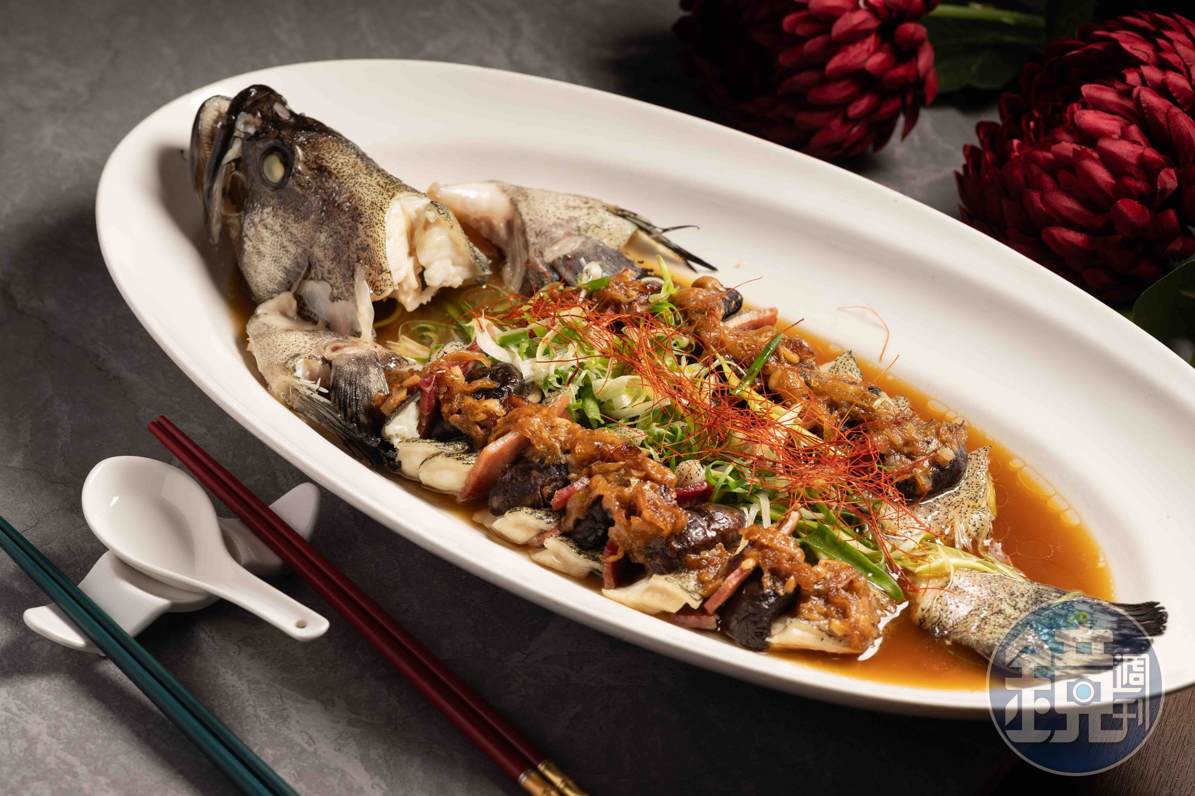 「荷香冬菜麒麟魚」運用傳統中菜麒麟魚的刀工與排列技法,將石斑魚與金華火腿交錯,再加入冬菜提味。