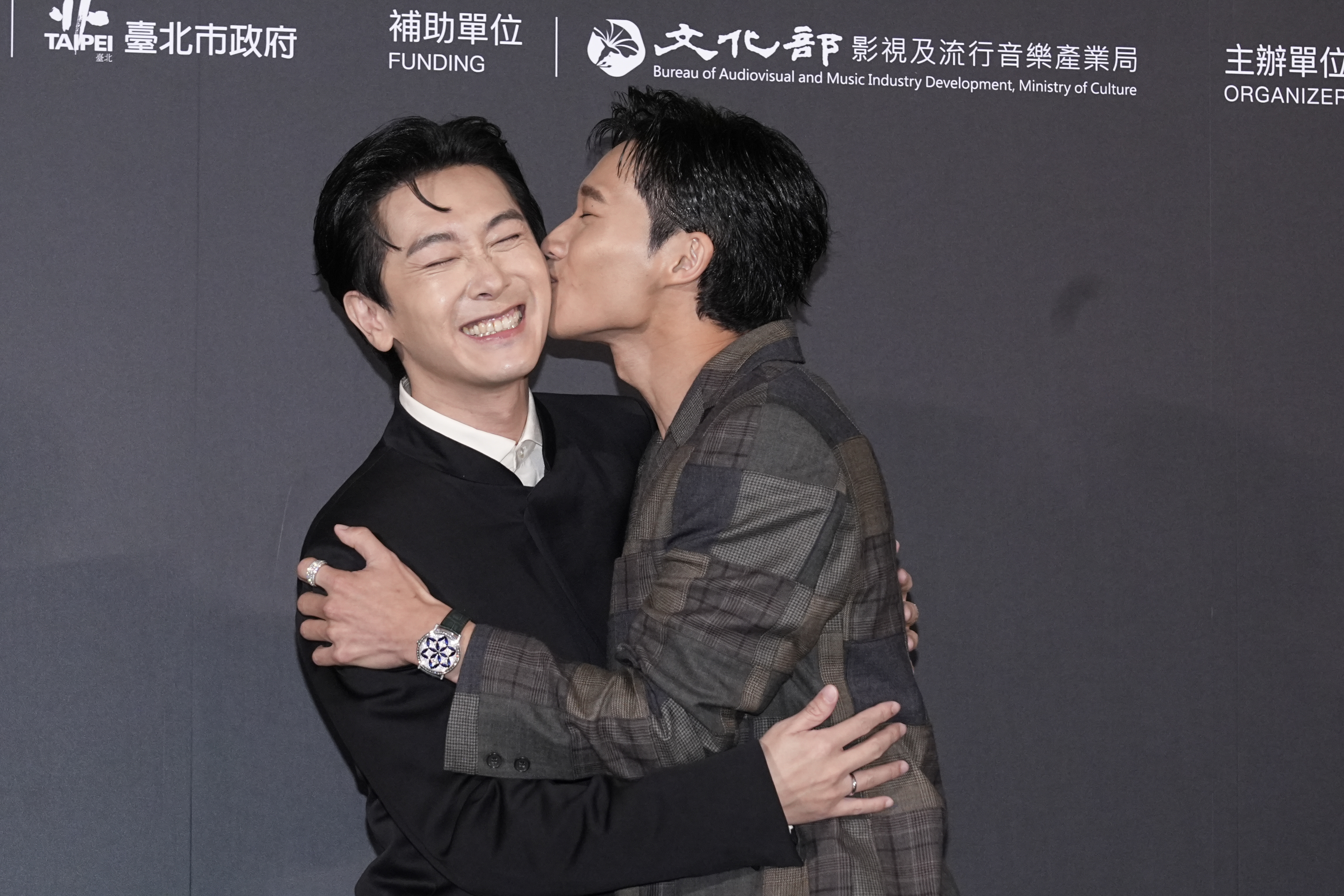 頒獎典禮就是要看這種搏版面的，黃冠智（右）親吻戲裡的愛人施名帥（左）。