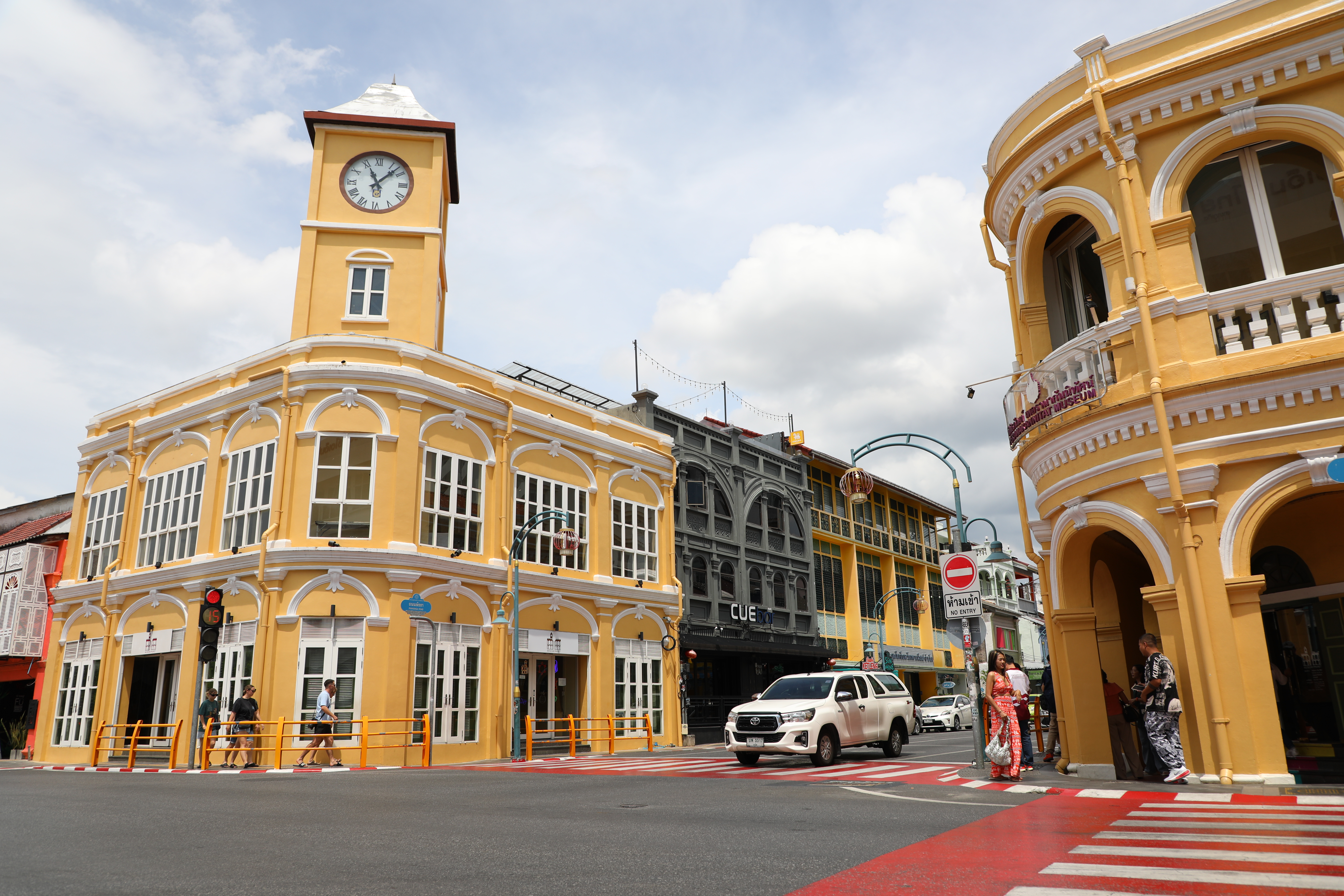 鎮上的熱門打卡地標「Museum Phuket（Phuket Nagara）」，建於19世紀，前身為老銀行，現在則是介紹普吉土生華人「Peranakans」歷史文化的博物館。