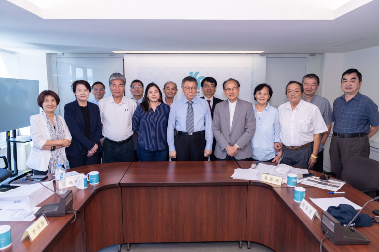 被質疑沒治國團隊,柯接受本刊專訪駁,他的國政顧問團就有200人。(民眾黨提供)