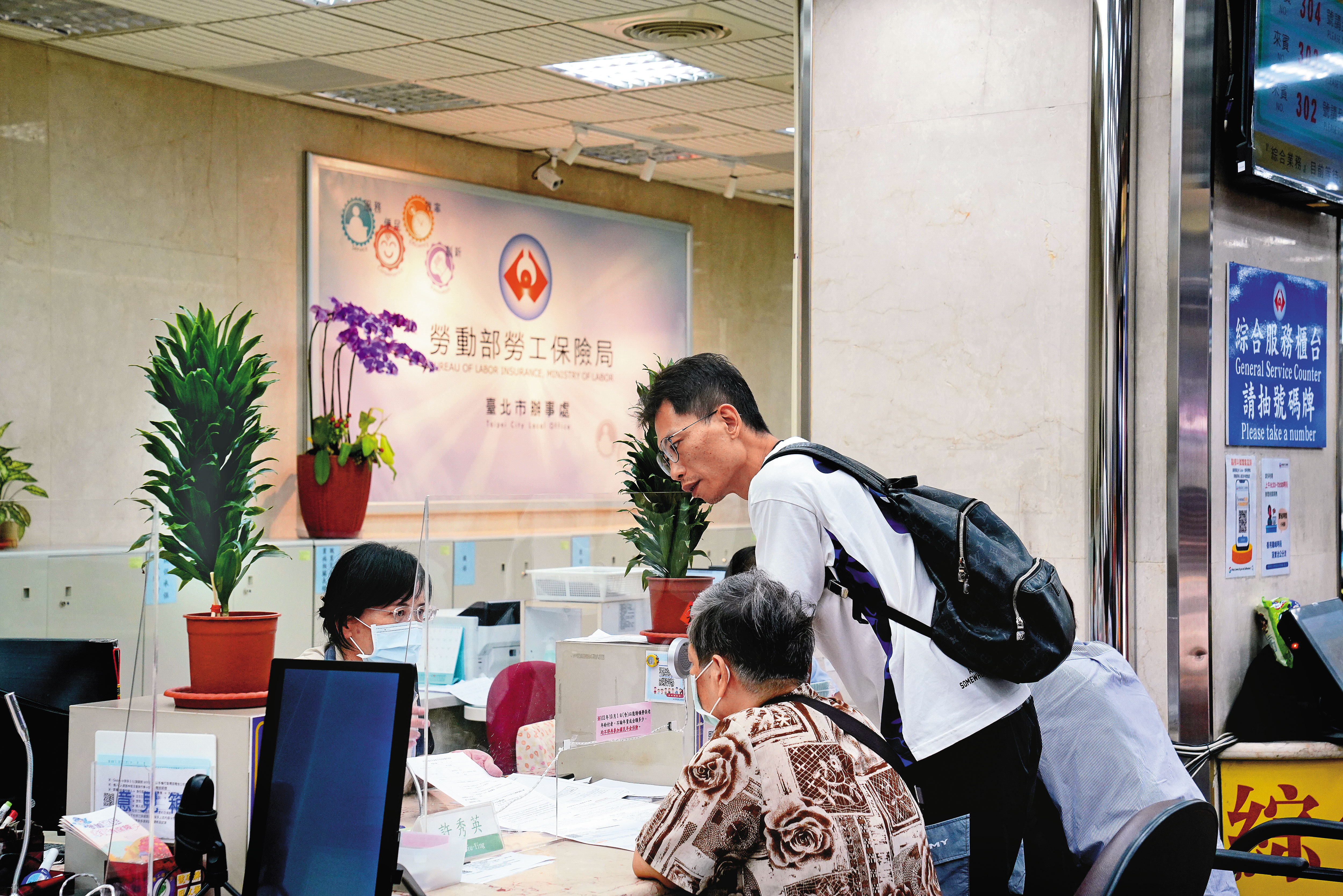 鄭正一表示，勞保投保在職業工會，最好選擇與薪資相近的投保級距。