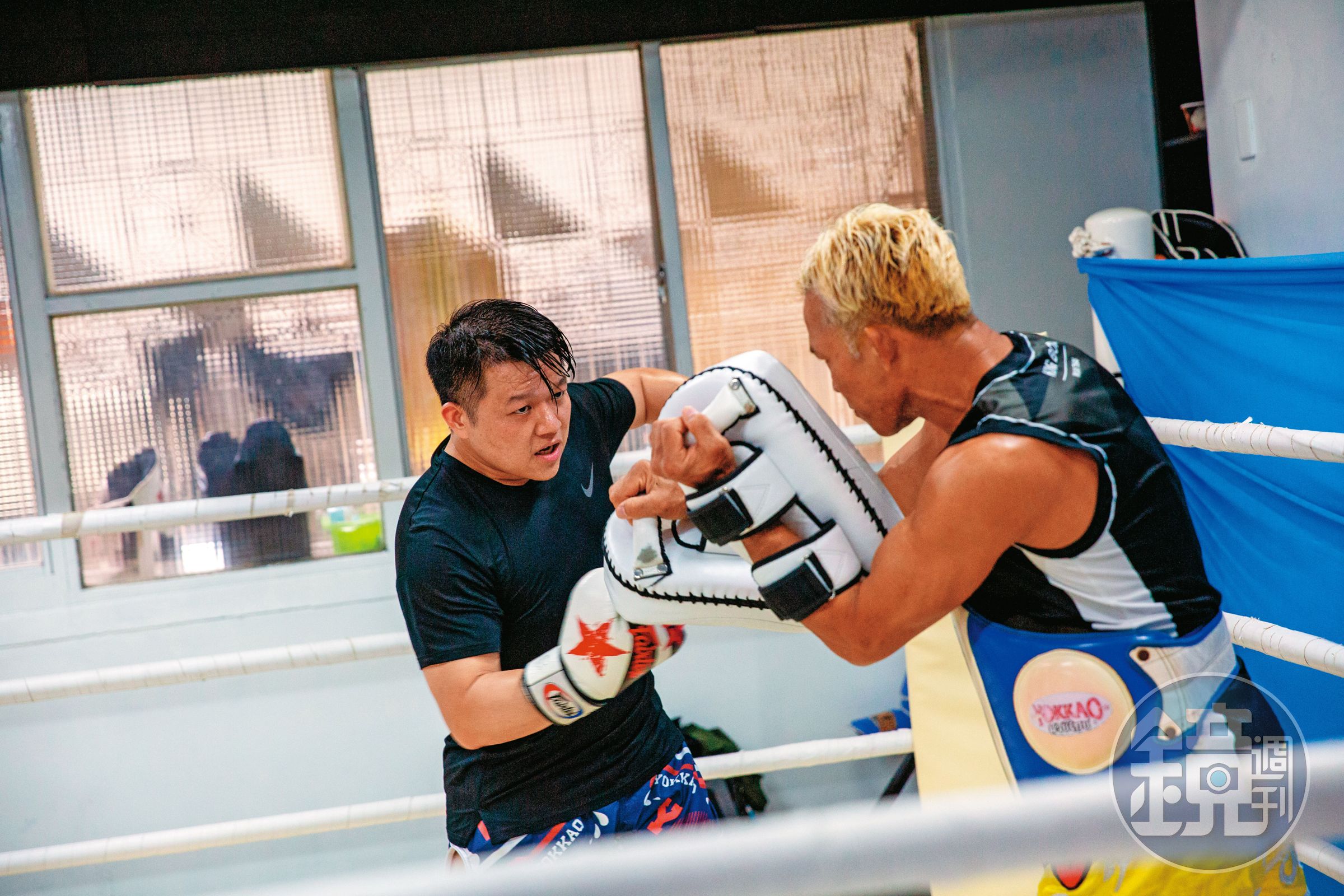 何順凱(左)平時經常去泰拳館打拳,他說打拳是種修為,跟自己競爭,不被情緒帶著走。