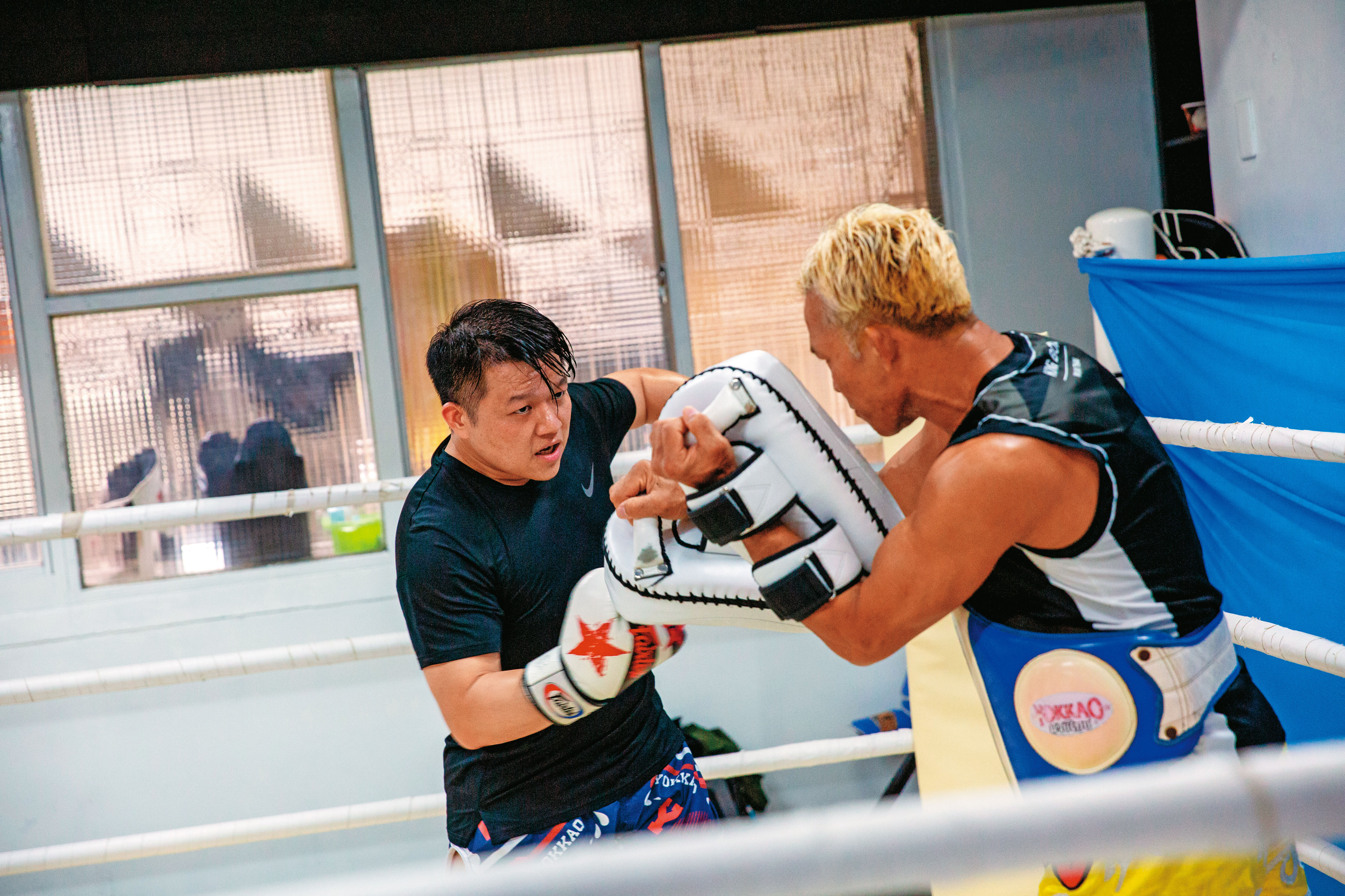 何順凱(左)平時經常去泰拳館打拳,他說打拳是種修為,跟自己競爭,不被情緒帶著走。