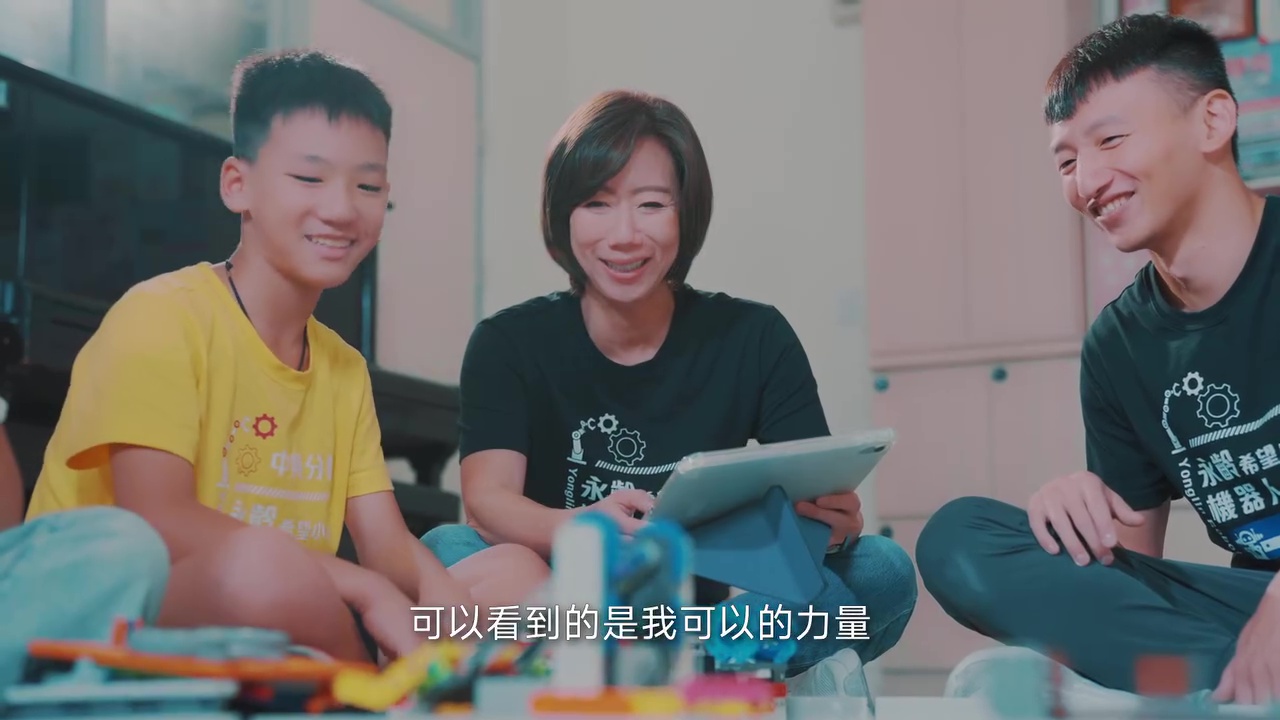 郭曉玲與學童互動,希望透過機器人大賽,激發孩子的學習動機與解決問題能力。(翻攝永齡基金會臉書)