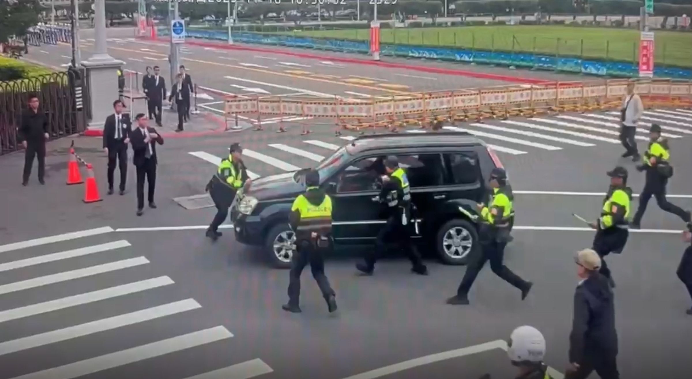 總統府迎賓交通管制,「男子不服指揮」開車撞警。(警方提供)