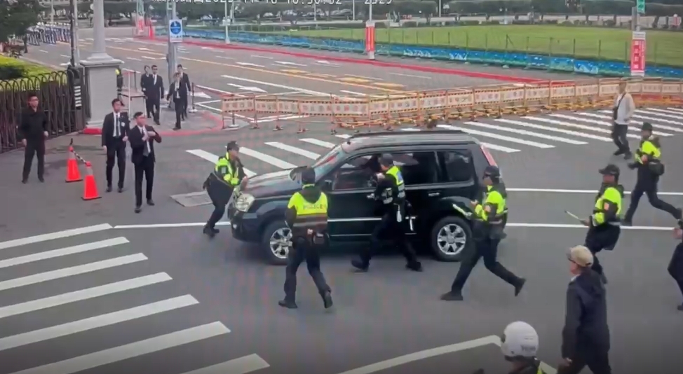 總統府迎賓交通管制，「男子不服指揮」開車撞警。（警方提供）