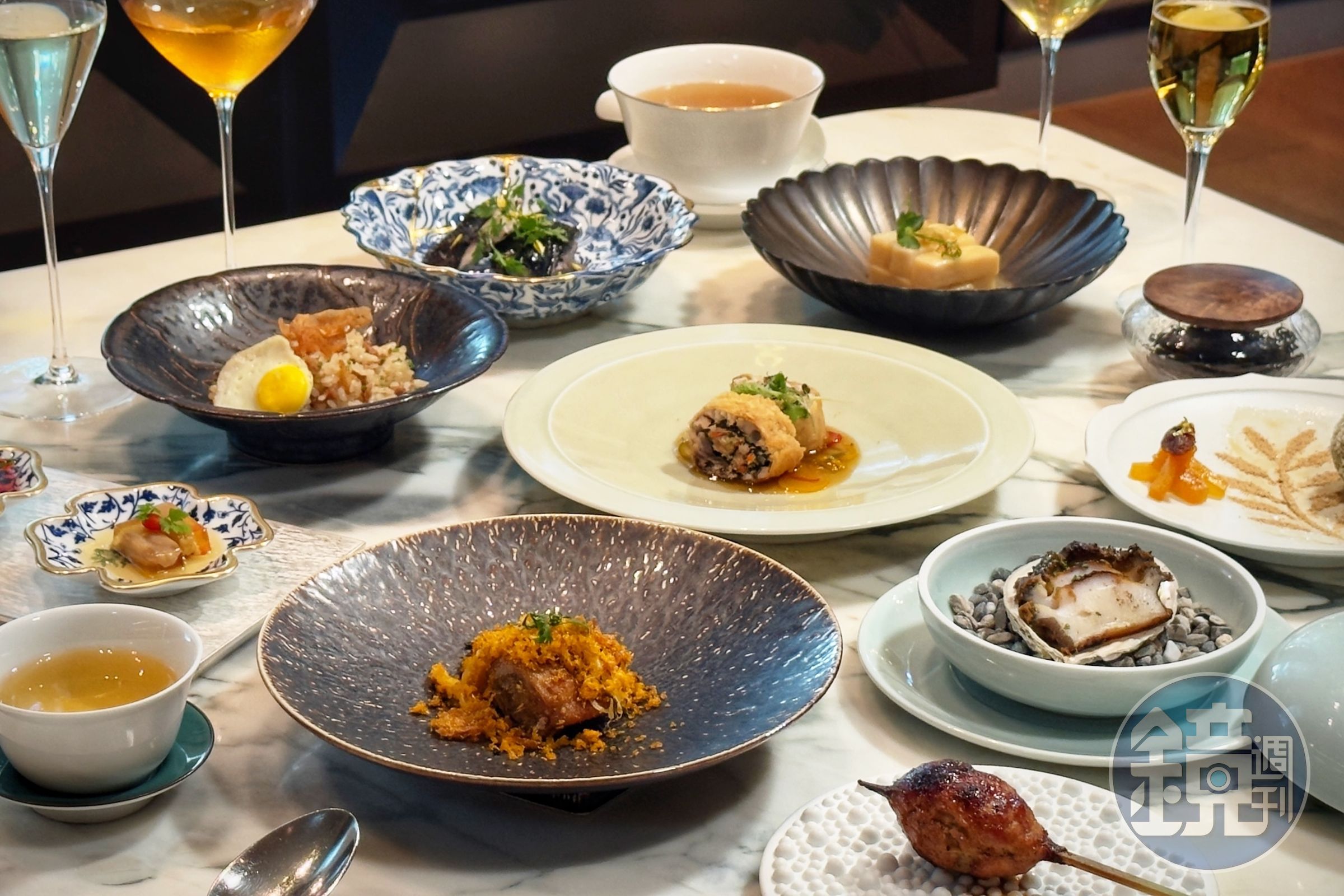「元紀・台灣菜」日前首度舉辦客座餐會《循香入席》，攜手「鳥苑Torien Yakitori」與「芏 Astēa」讓台菜鑊氣、燒鳥炭火交會，再以台灣茶調製茶酒與無酒精飲品串起10道料理。
