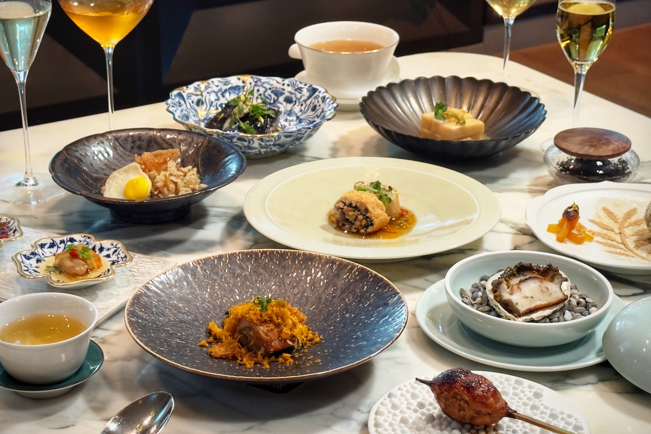 「元紀・台灣菜」日前首度舉辦客座餐會《循香入席》,攜手「鳥苑Torien Yakitori」與「芏 Astēa」讓台菜鑊氣、燒鳥炭火交會,再以台灣茶調製茶酒與無酒精飲品串起10道料理。