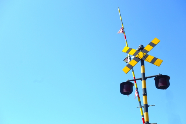 司機疑似為調整超高貨物，爬上車頂誤觸高壓電車線，導致感電送醫。（示意圖／photo-ac）