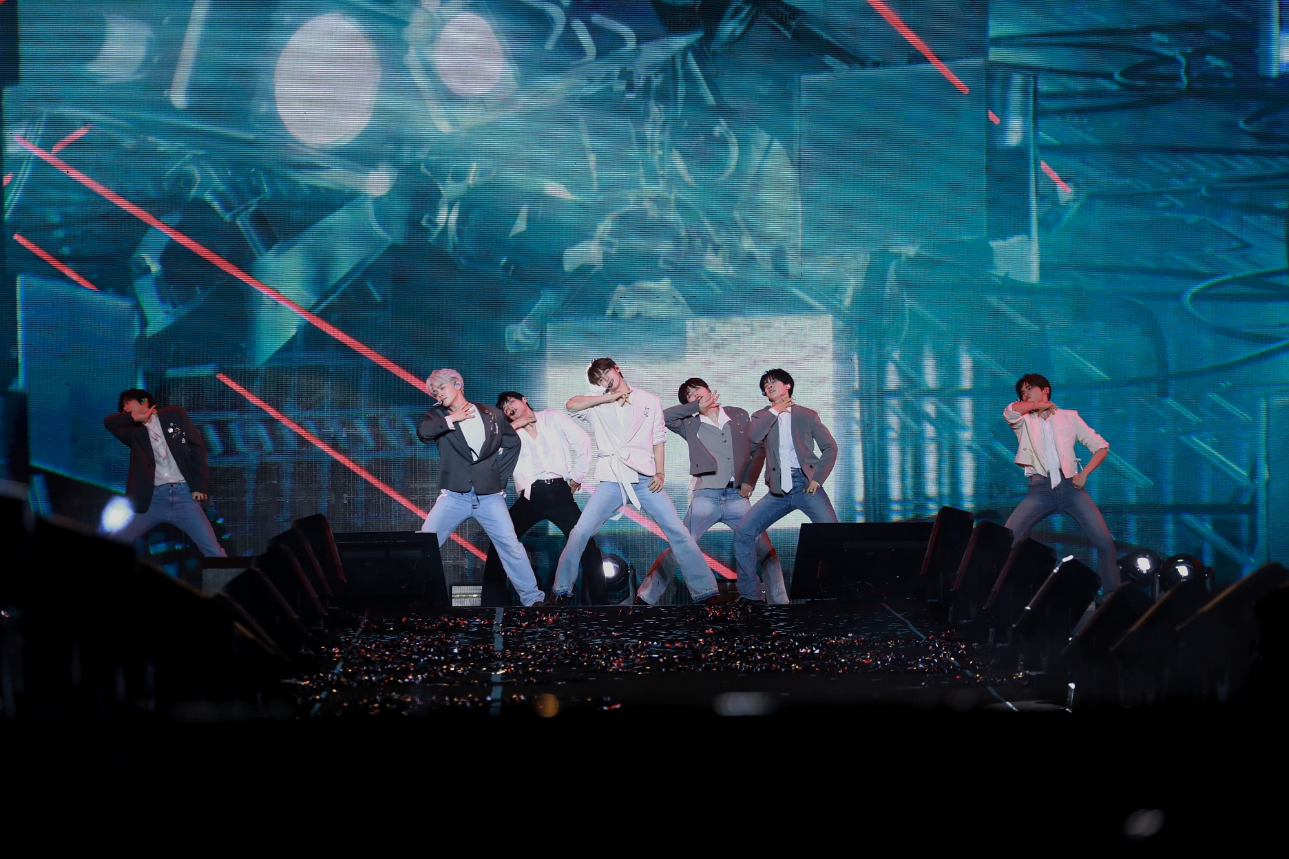 韓團ZEROBASEONE七缺二上場表演，嘴甜稱讚粉絲填滿了成員不在的空缺。（讀者提供）