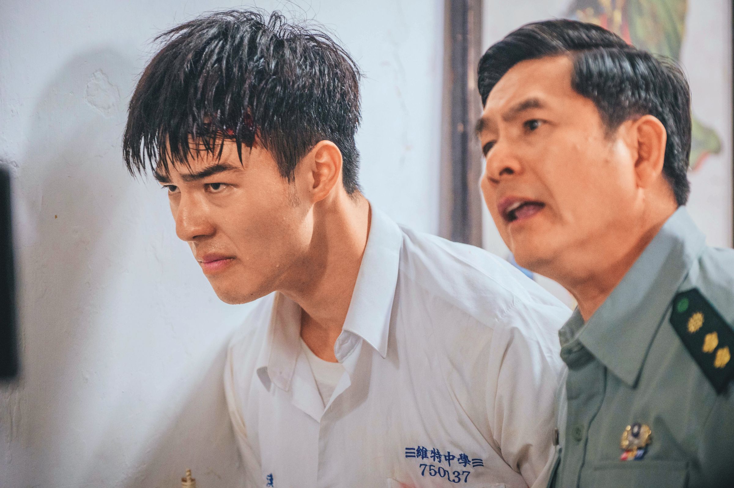 洪都拉斯(右)有演《刻在你心底的名字》?回頭查了資料,真的有,他演教官,陳昊森(左)飾演學生。(氧氣電影提供)