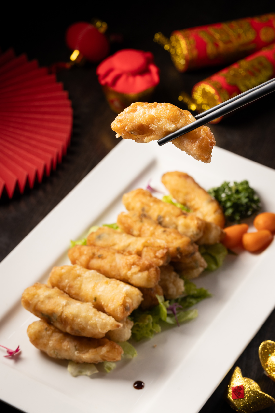 「鮮蝦捲」雖不在年菜菜色裡，但是推薦單點加購，越吃越涮嘴。（30元／條）