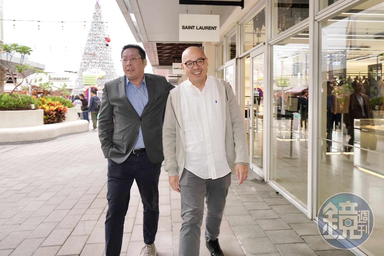 陳炯福好兄弟、現任新光三越執行副總經理吳昕昌現身力挺10週年慶。