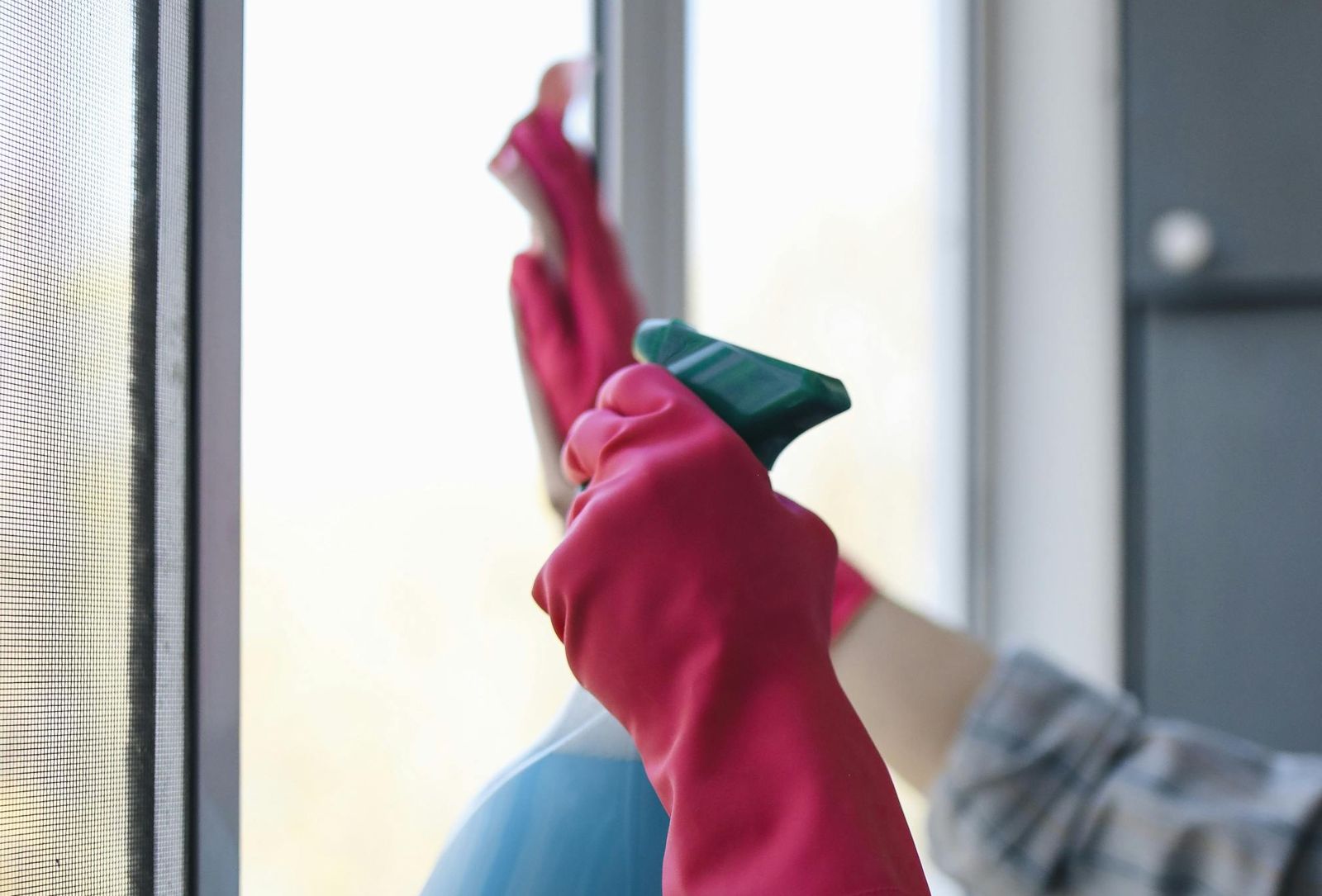 年終大掃除不崩潰!窗戶怎麼擦才乾淨? 專家親授「超省力4步驟」:玻璃秒變透明