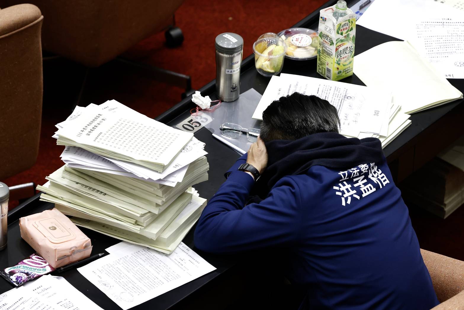 立法院今年1月徹夜審查中央政府總預算，半夜不少立委累倒直接在位子上睡著。（本刊資料照）