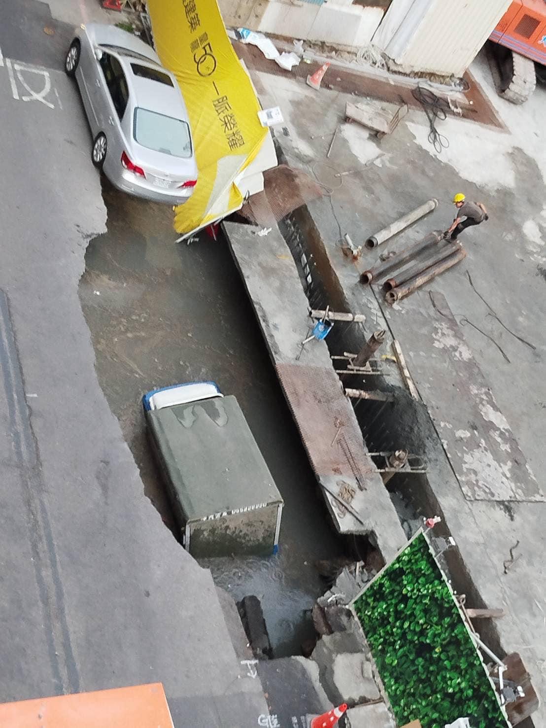 台南工地施工致道路掏空，吊車移動掉落車輛時，再度發生地基坍塌，導致吊車翻覆。（翻攝畫面）