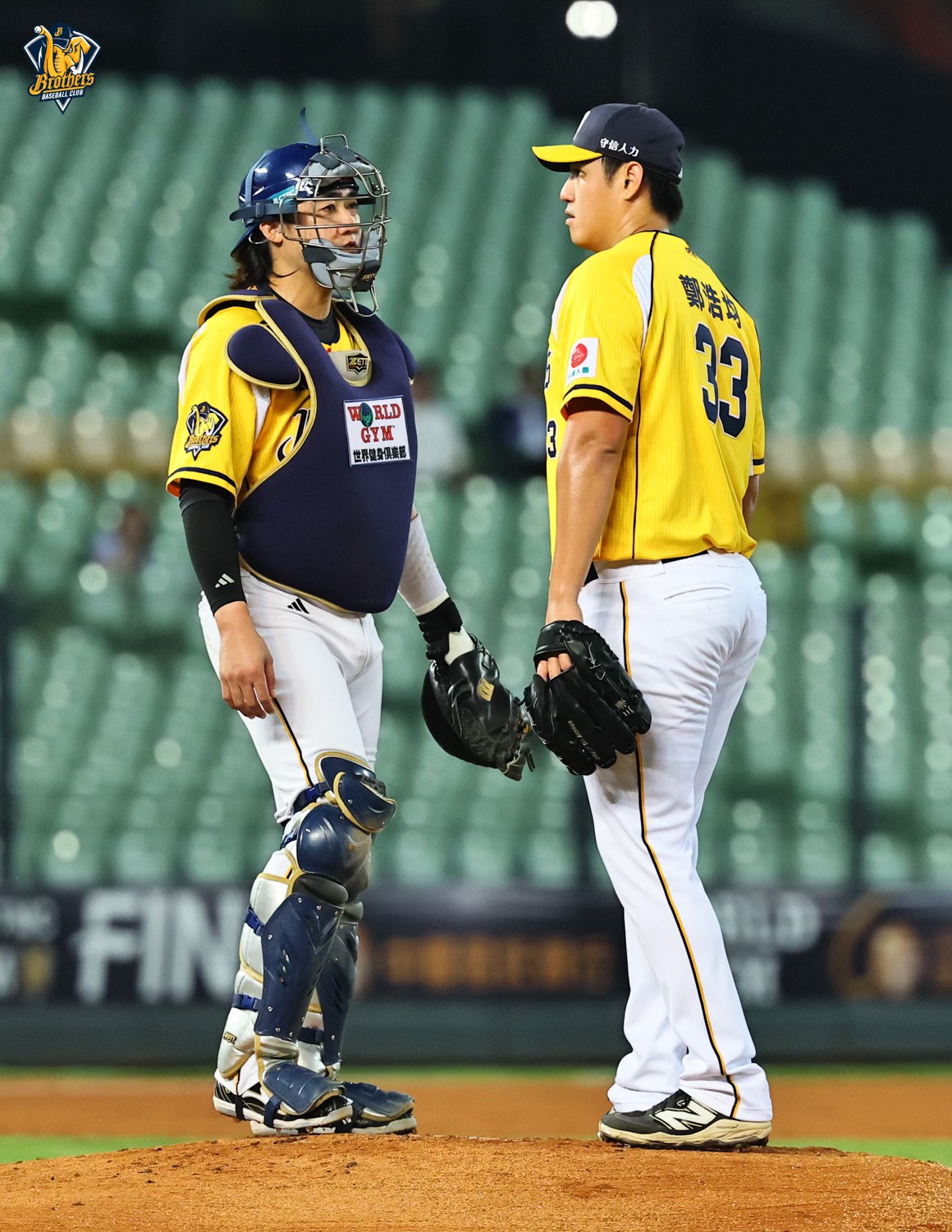 鄭浩均(右)昨日先發大爆炸,0.1局就黯然退場。(翻攝兄弟Fans Club臉書)