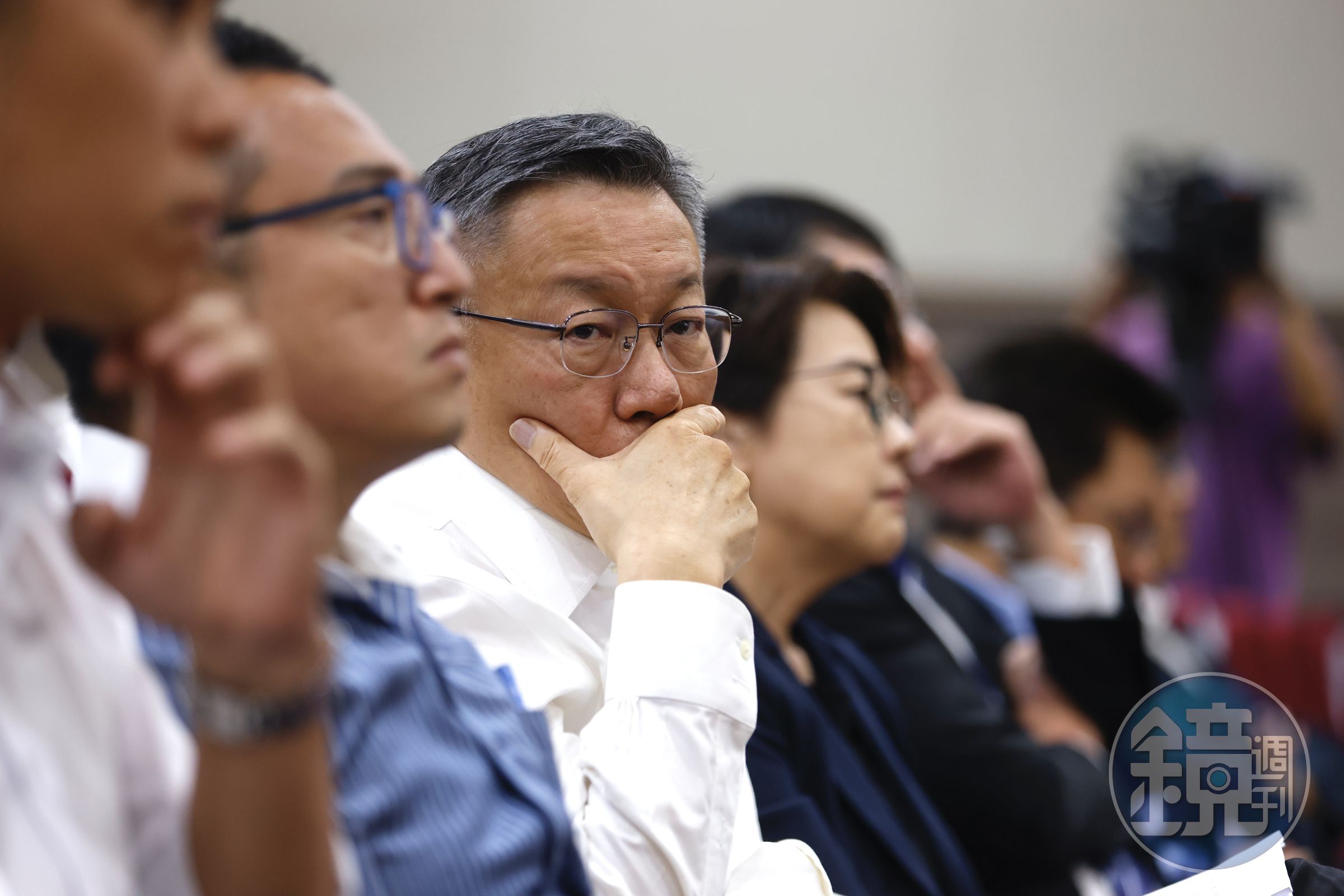 民眾黨主席柯文哲今親自出席記者會,也解釋花選舉補助款買商辦疑雲。