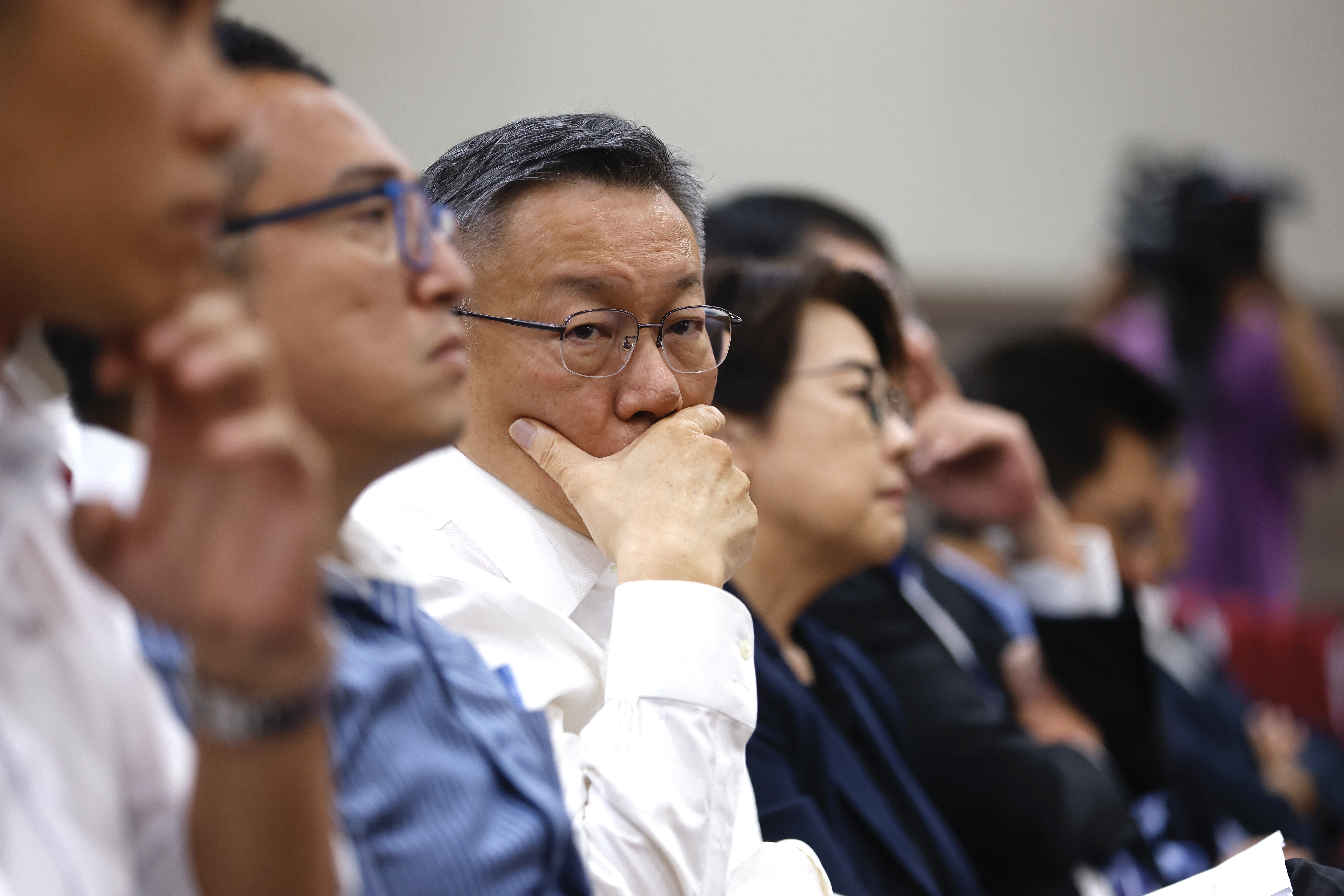 民眾黨主席柯文哲今親自出席記者會，也解釋花選舉補助款買商辦疑雲。