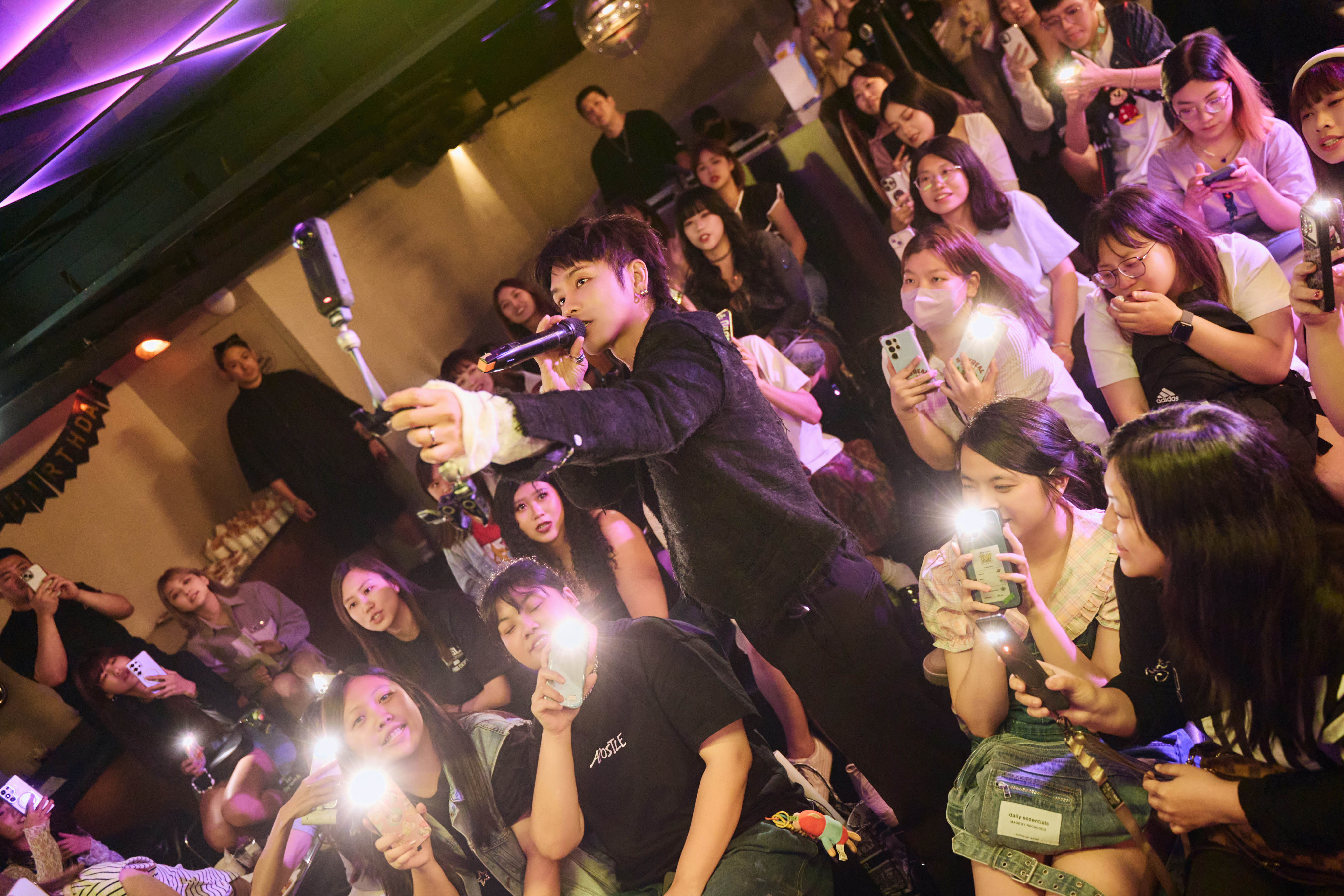 鼓鼓在生日會搶先曝光新歌〈原諒我離開〉。（相信音樂提供）