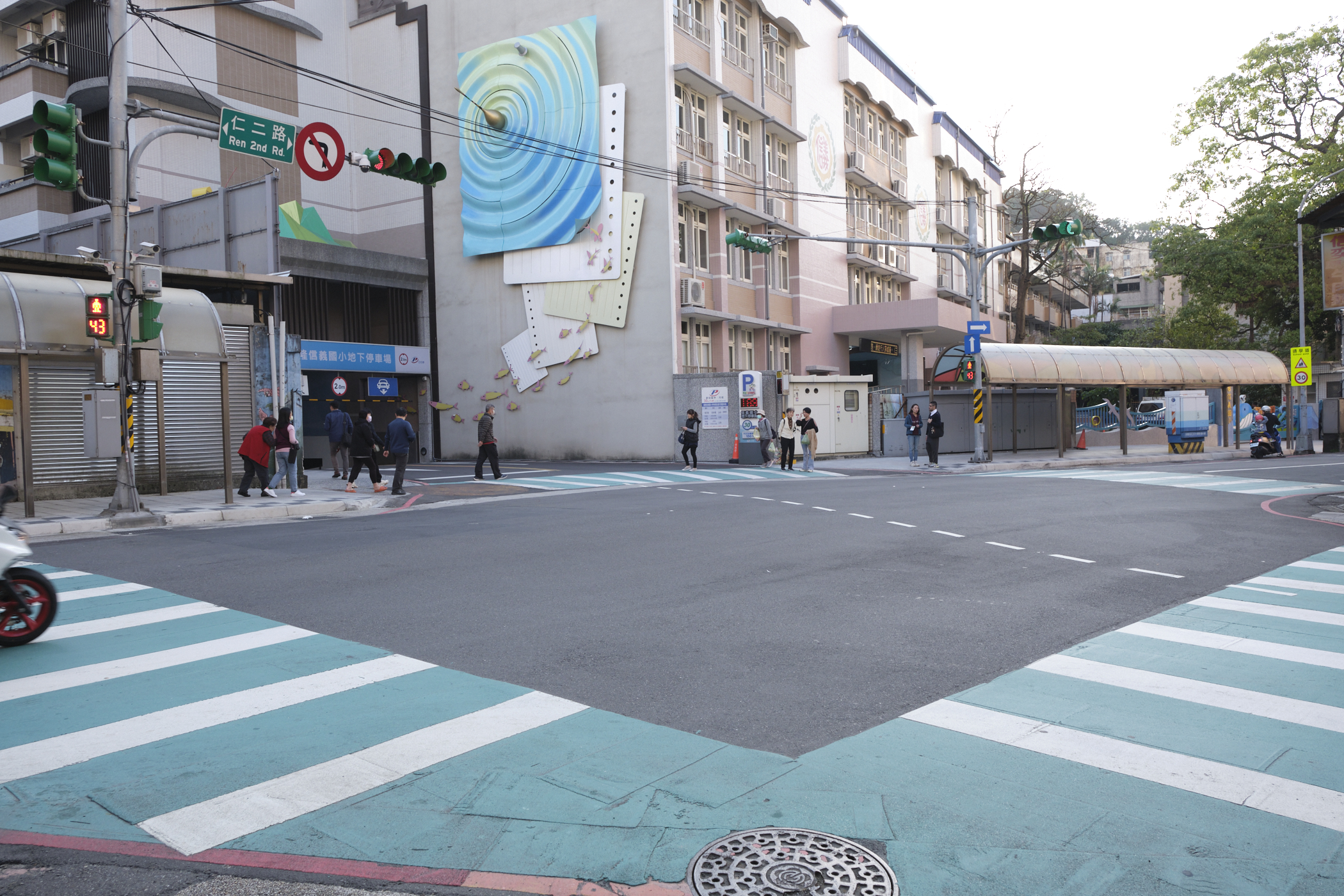 基隆的「行人友善」政策包括獨創的綠底斑馬線，讓駕駛清楚知道行經時需減速慢行。