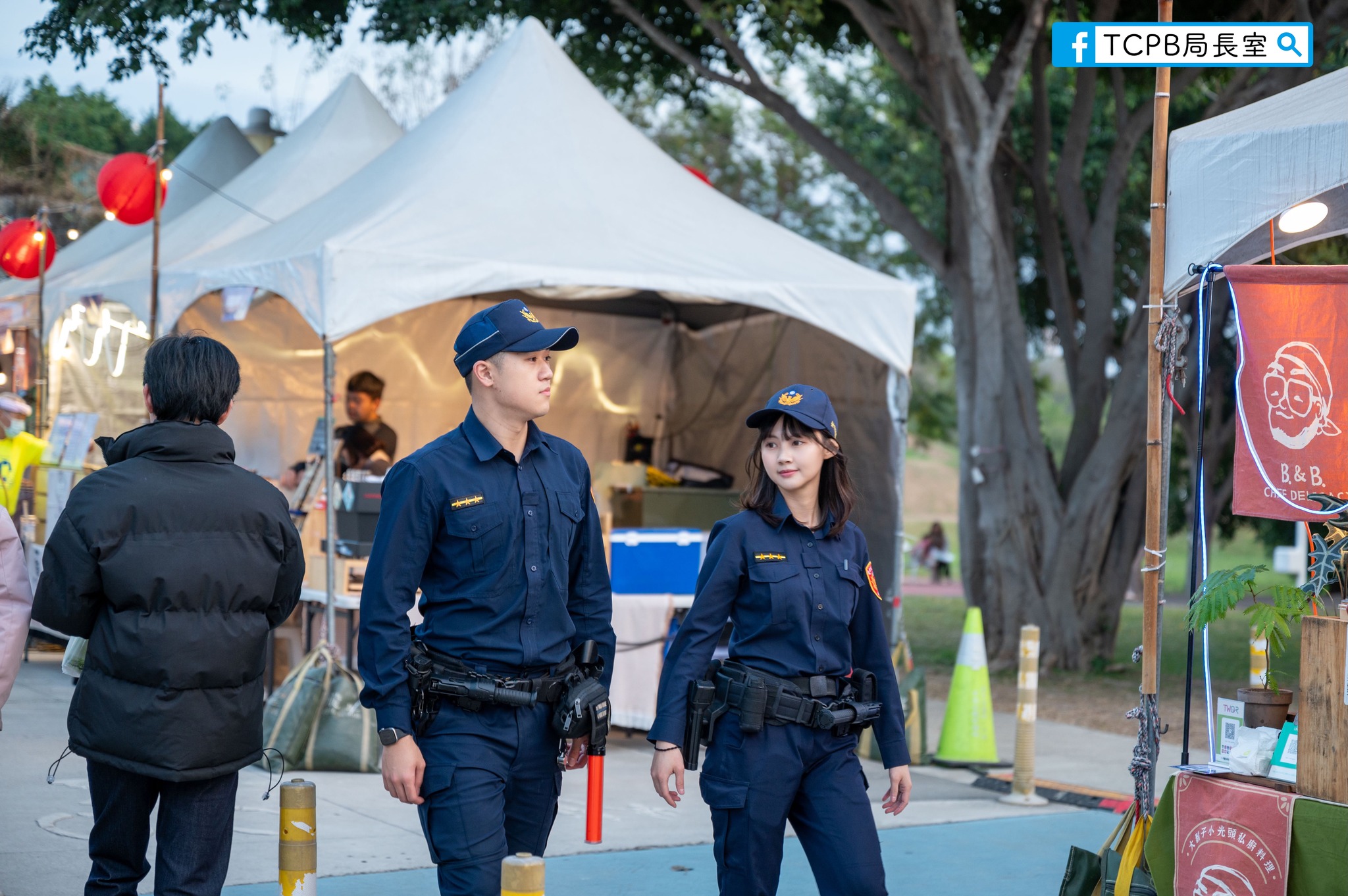 台中燈會進入倒數，市警局提醒週末連假交管措施，並貼出一系列員警執勤照，其中一名甜美女警（右），引起網友注意。（翻攝自「臺中TCPB波麗士」臉書）