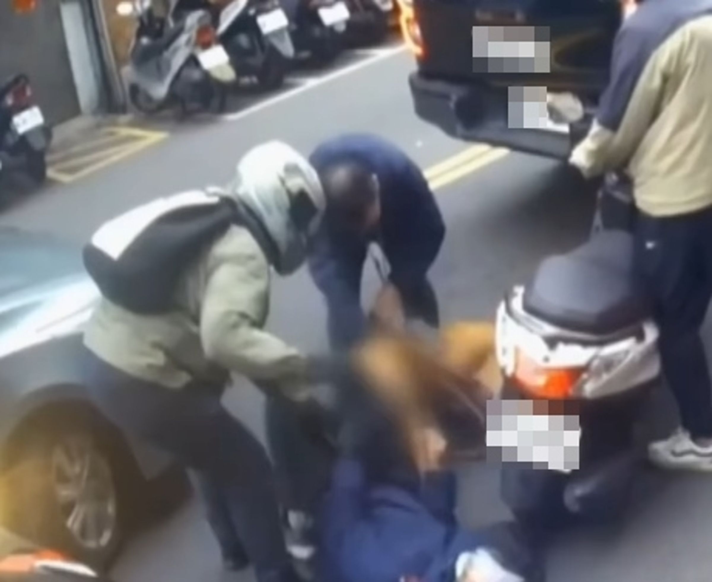 北市比特犬兩度跳出車窗傷人,動保處裁罰飼主20萬元並沒入犬隻。(翻攝crazy.taiwan IG)
