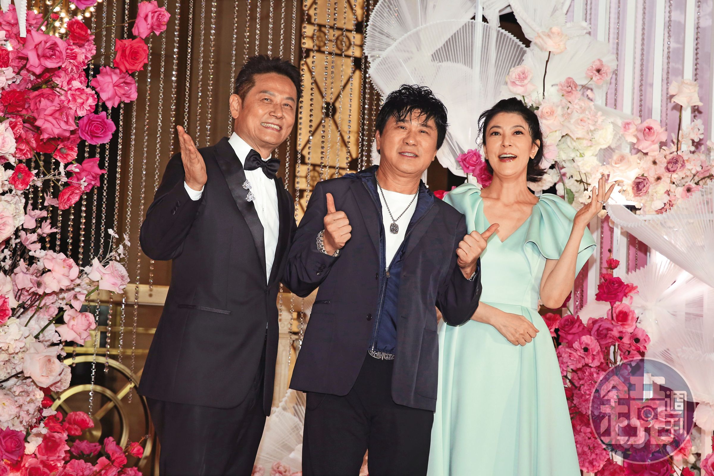 婚姻傳出紛擾,胡瓜(中)跟丁柔安(右)還是連袂出席徐乃麟(左)兒子徐新洋的婚禮。